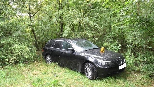 Die Ermittler finden das verwendete Tatfahrzeug verdeckt in einem Waldstück.