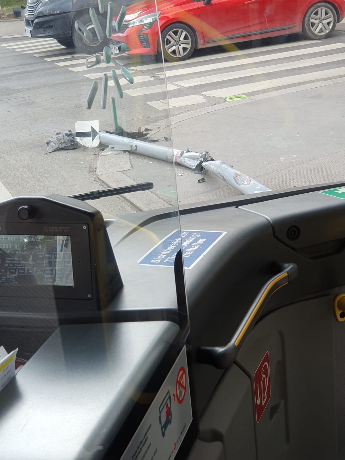 Durch den Unfall wurden auch Verkehrsschilder beschädigt.