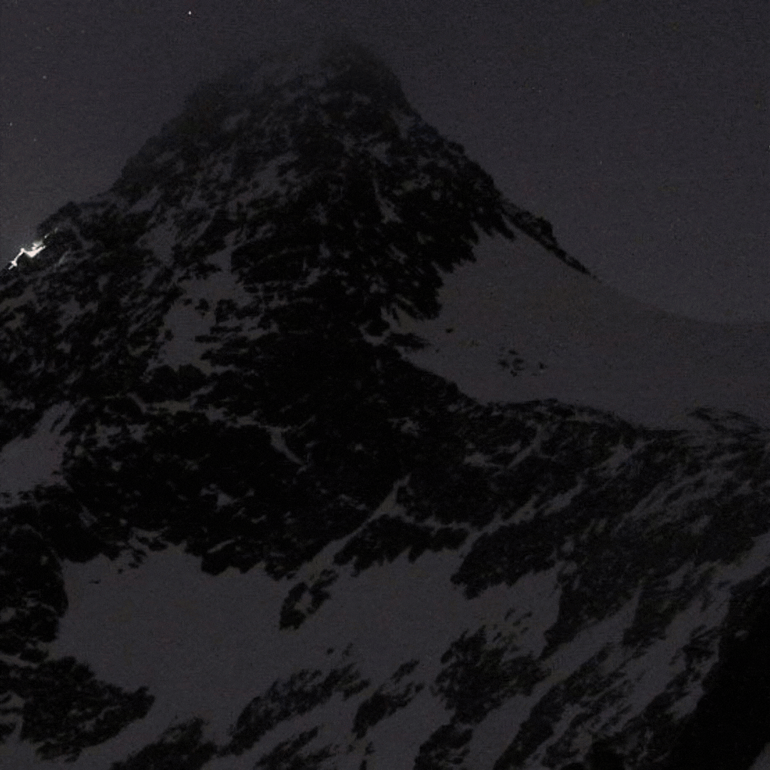 Der Großglockner am 18. Jänner um 21.30 Uhr, aufgenommen von der Erzherzog-Johann-Hütte. Oben sind die Lichter des Bergsteiger-Duos zu sehen.