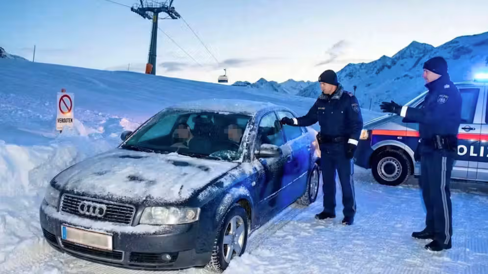 Polizeieinsatz in Sölden (Archivfoto). Die Exekutive geht gegen Betrunkene vor - hier in einem Auto.