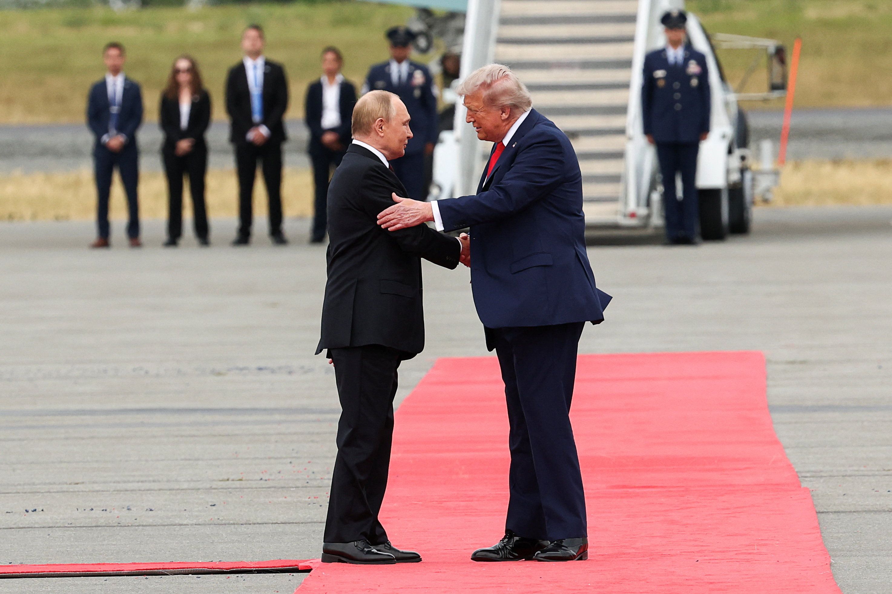 Langer Handschlag, weiter Weg: Der Westen hat fast 23.000 Sanktionen gegen Russland verhängt