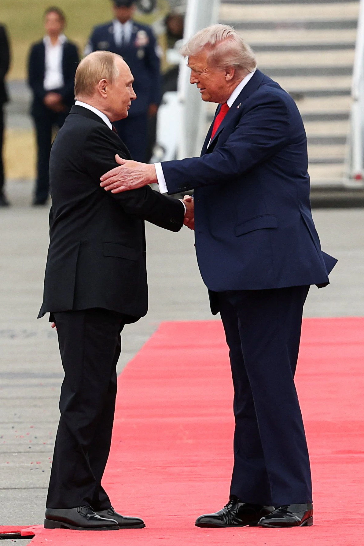 Warmer Empfang in Alaska: Donald Trump und Wladimir Putin am 15. August 2025 auf drr US-MilitärbasisElmendorf-Richardson in Anchorage