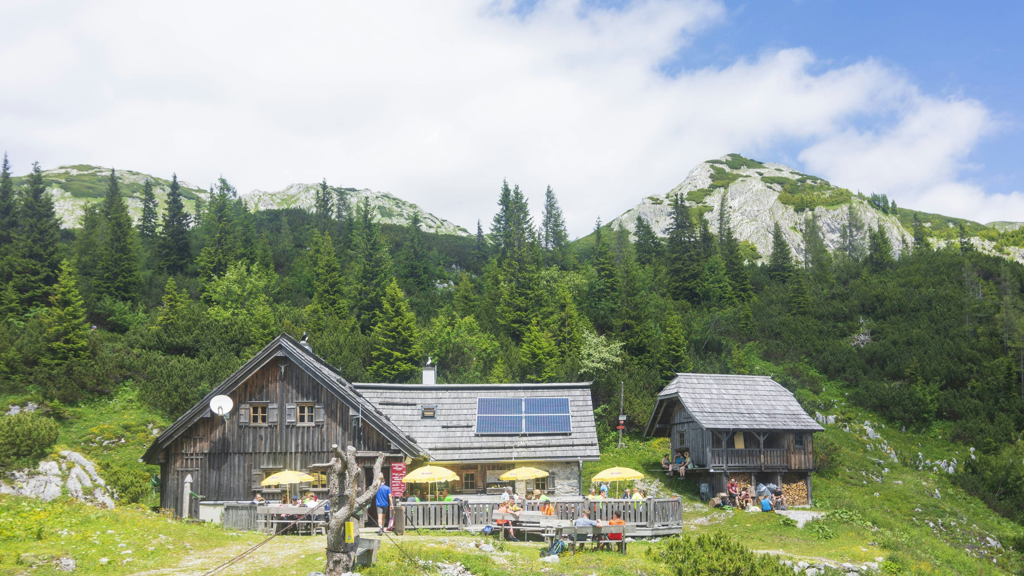 Die Hütte liegt zwischen Buchbergkogel und Zinken in einem Hals