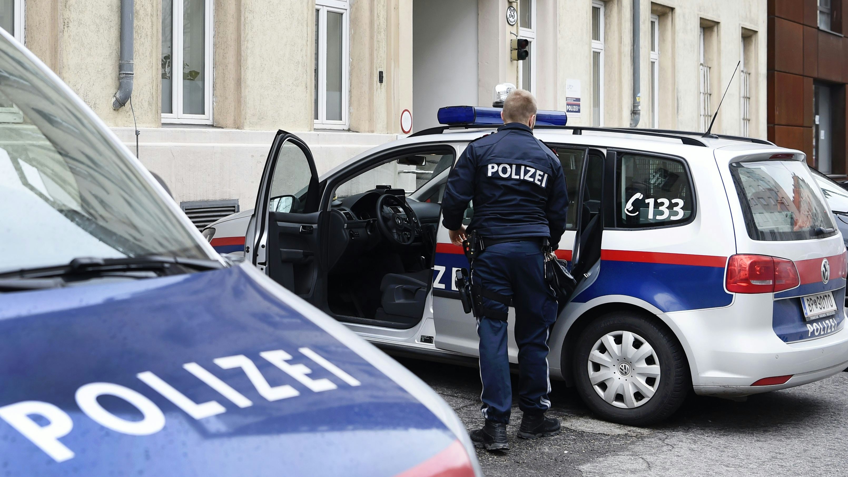 Ein Polizist vor dem Stadtpolizeikommando Brigittenau in der Pappenheimgasse. 