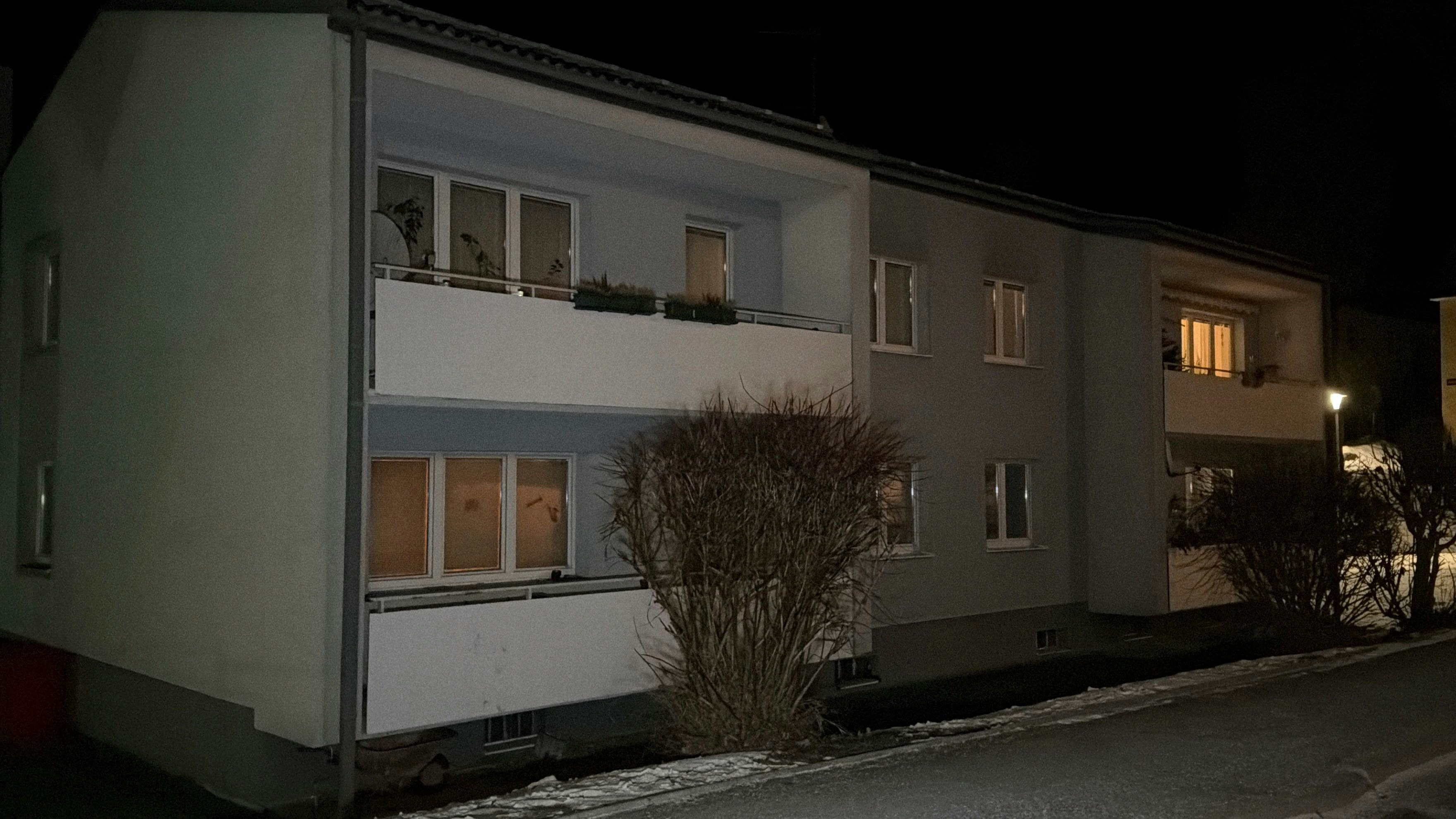 Totes Kleinkind und schwer verletzte Mutter in Groß Gerungs entdeckt: Polizei ermittelt.