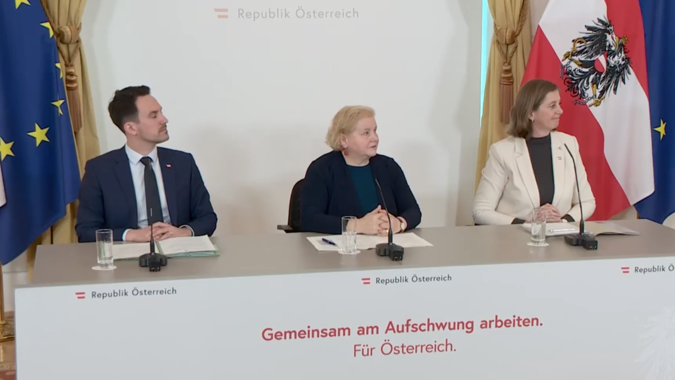 SP-Arbeitsministerin Schumann (Mitte), VP-Finanzsstaatssekretärin Eibinger-Miedl und Bildungsminister Wiederkehr (Neos) stellten Eckpunkte der Fachkräftestrategie vor.