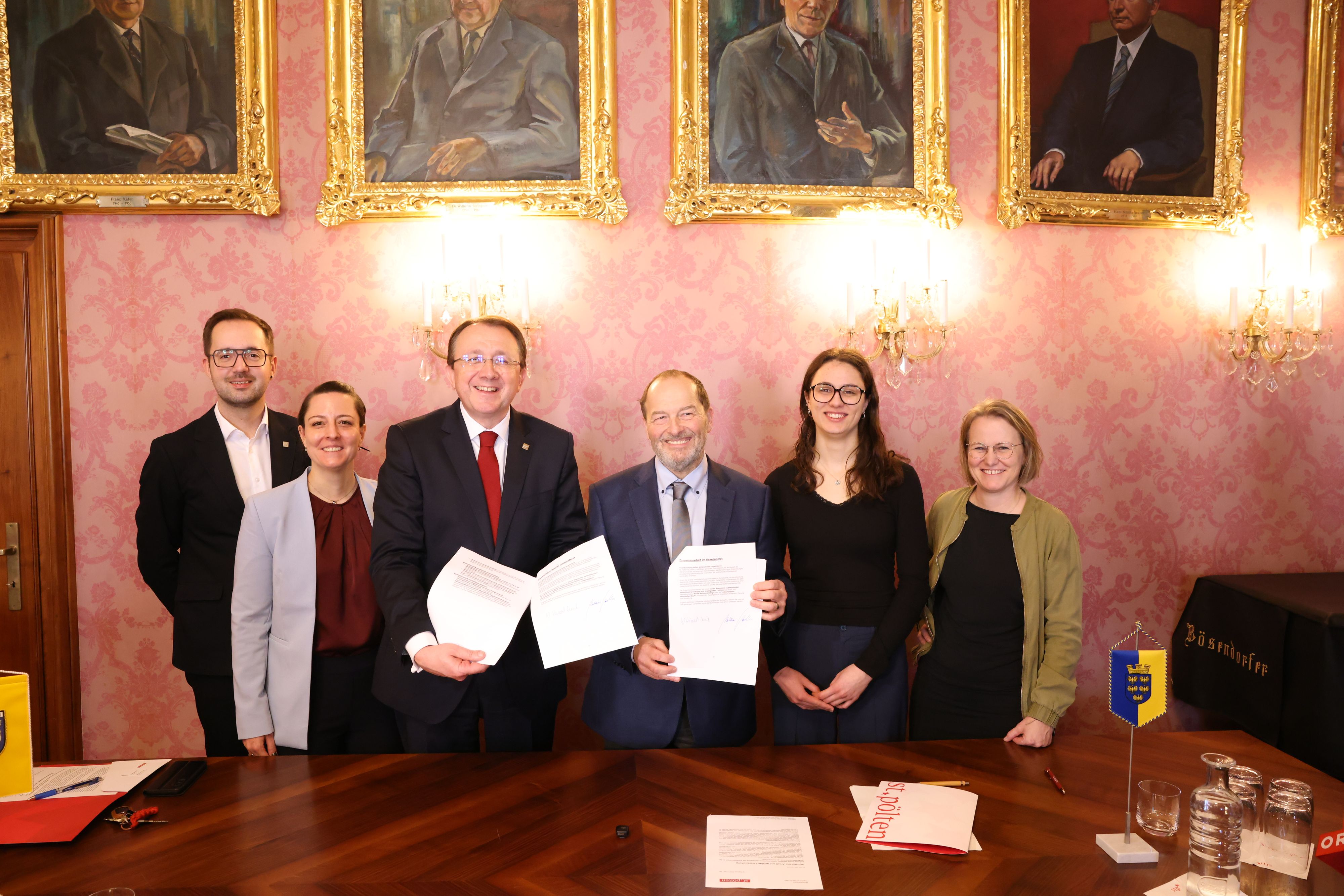 Der Koalitionsvertrag wurde unterschrieben (v.l.n.r.): Michael Kögl (SPÖ), Marie-Theres Amler-Buhr (SPÖ), Matthias Stadler (SPÖ), Walter Heimerl-Lesnik (Grüne), Lisa-Maria Koban (Grüne) und Christina Engel-Unterberger (Grüne).