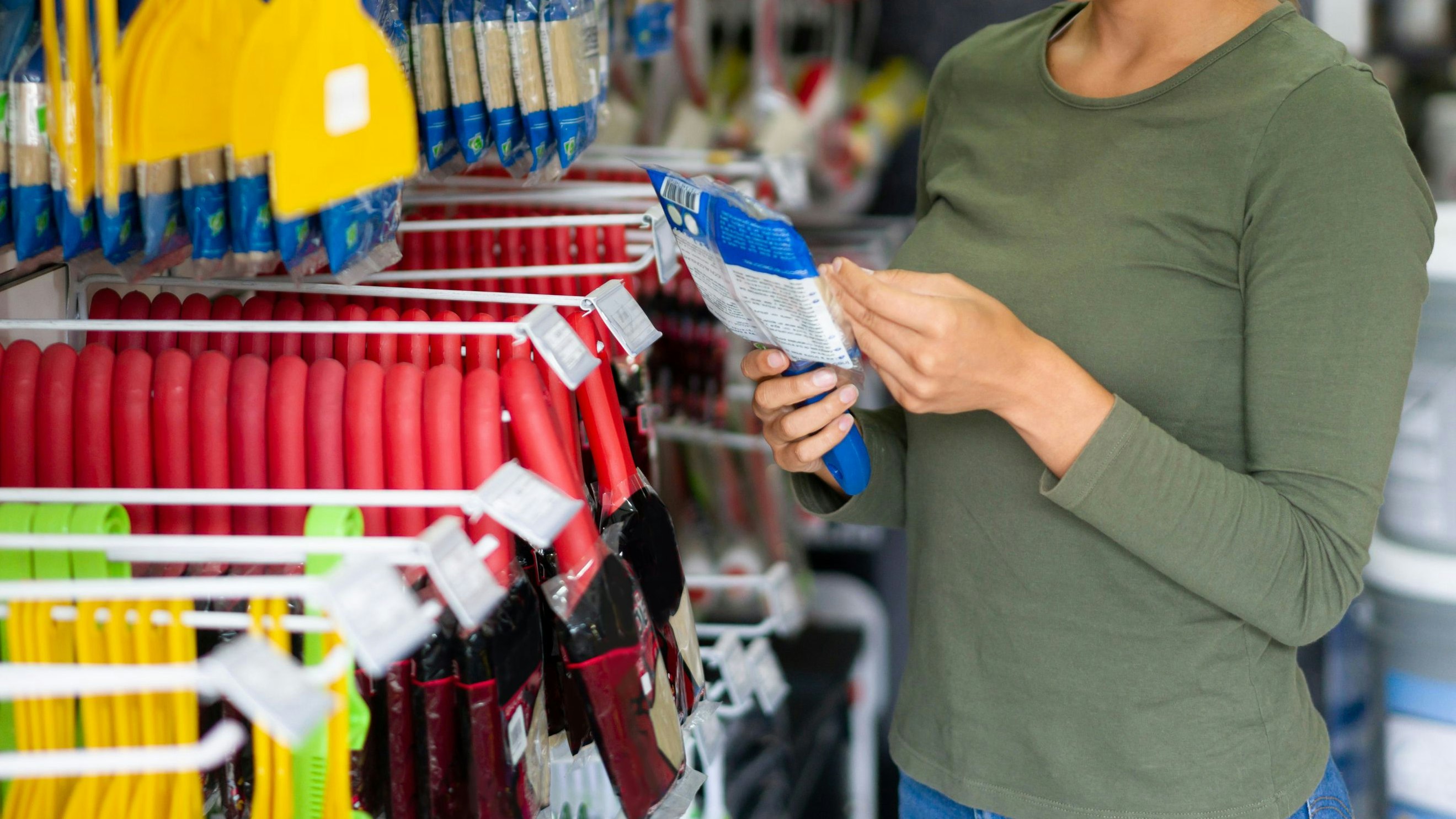Gemeinsam mit einem noch unbekannten Täter habe eine Frau unter Vortäuschung einer falschen Identität Maschinen angemietet und anschließend veräußert.