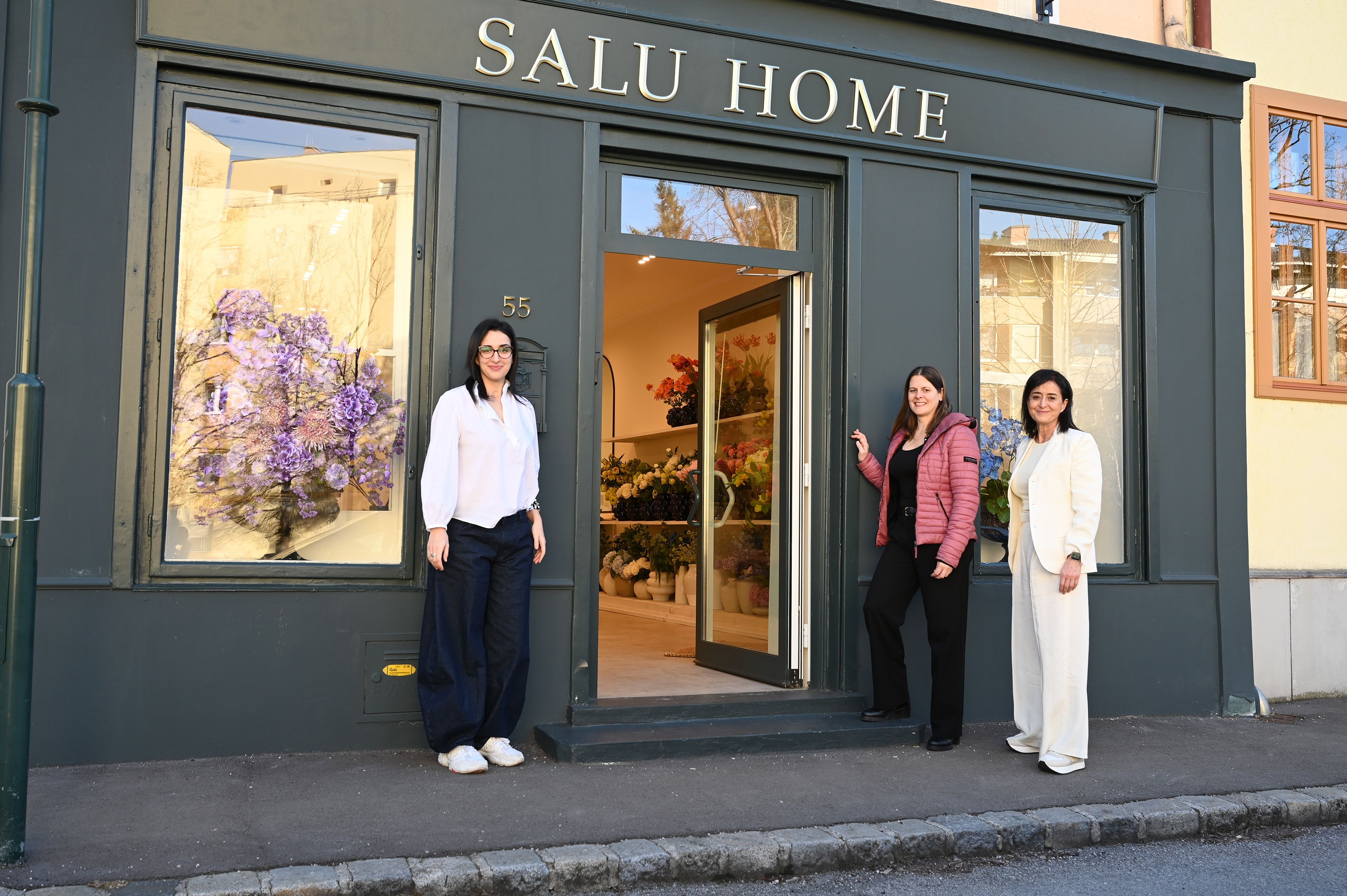 Gemeinderätin Petra Haslinger (ÖVP, Mitte) mit Anna und Sarira Krüger.
