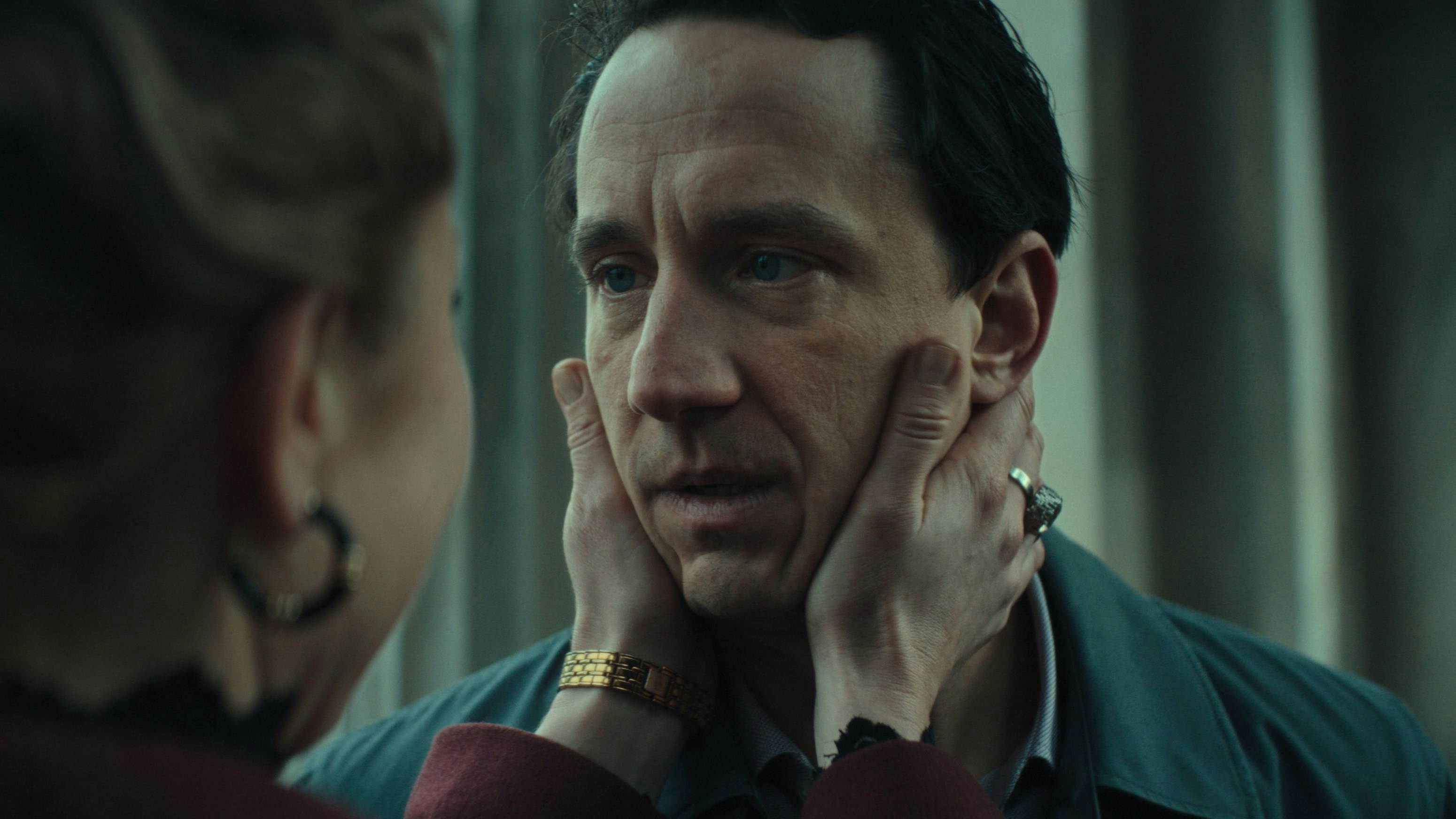 Auch der Wiener <strong>Laurence Rupp</strong>&nbsp;(<a data-li-document-ref="120147590" href="https://www.heute.at/s/fussegger-und-rupp-sind-das-neue-tatort-team-120147590">demnächst im Wiener "Tatort"</a>) ist in "Unfamiliar" zu sehen.