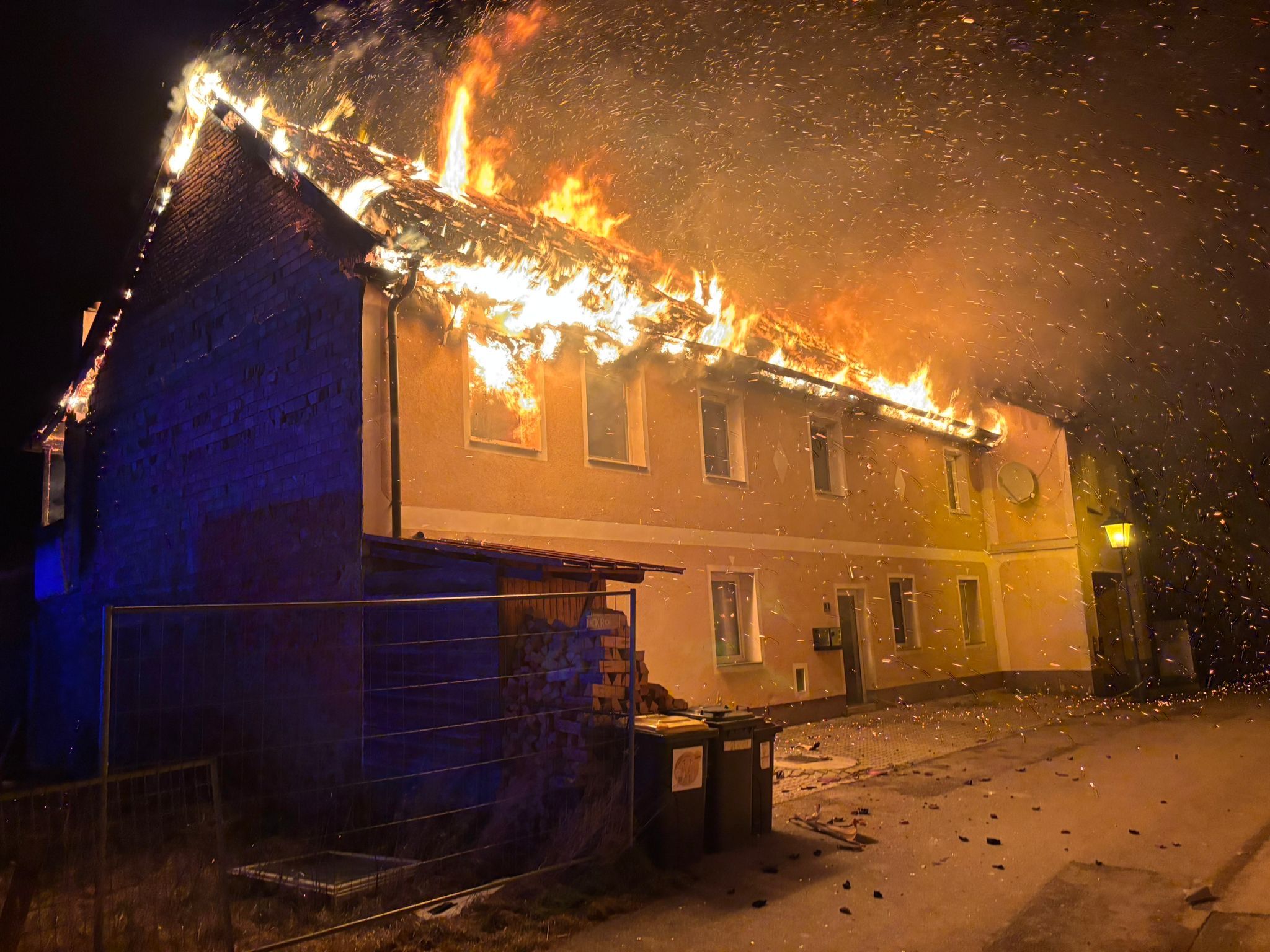 Für die ersten Einsatzkräfte in Henzig bei Sieghartskirchen bot sich bei der Anfahrt ein dramatisches Bild.
