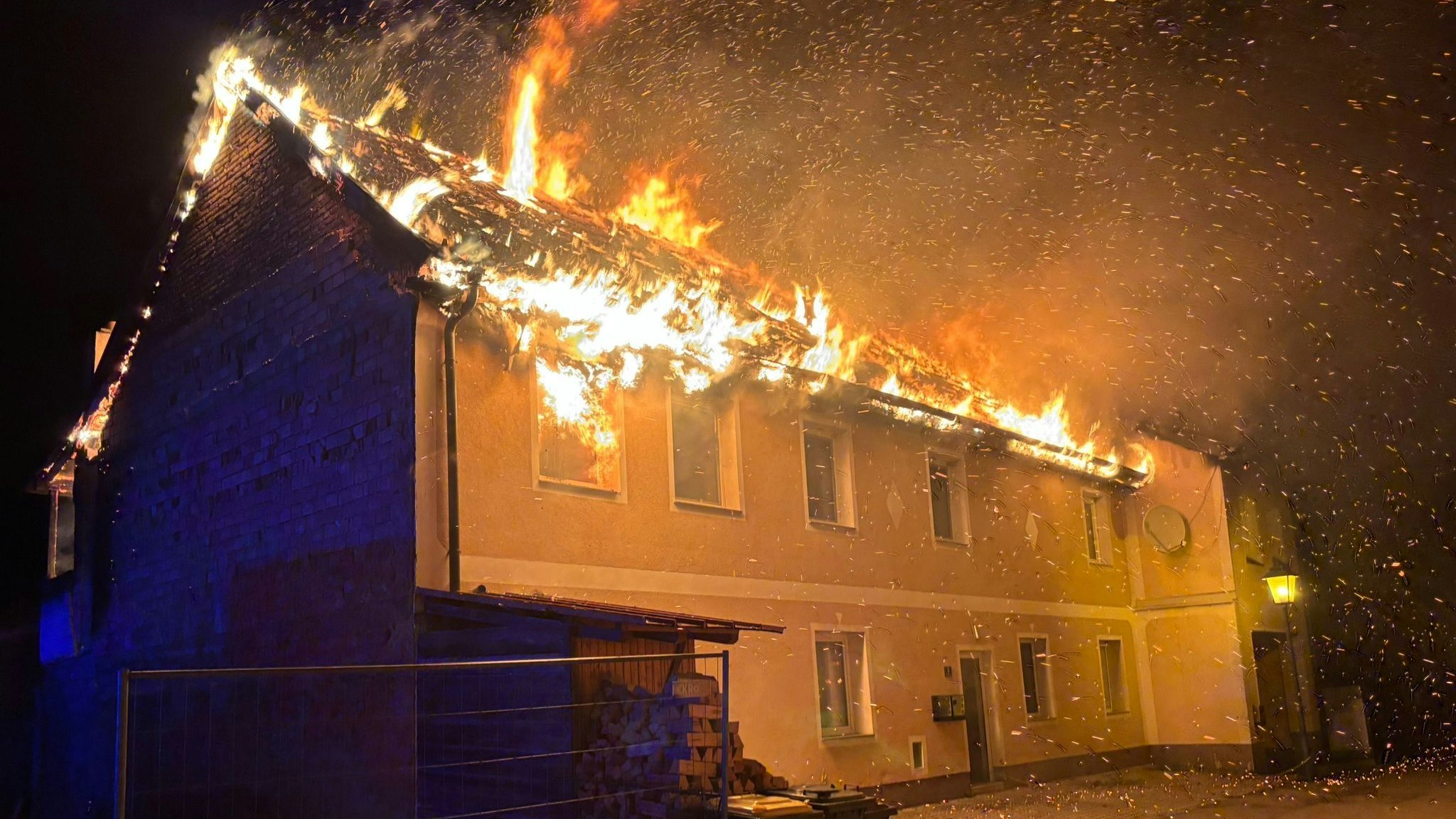 Heute.at - Wohnhausdach steht völlig in Flammen: Großeinsatz in NÖ