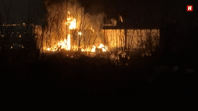 Flammen schlagen aus dem Miethaus im Flachgau, nachdem ein Holzstoß an der Fassade in Brand geraten war. (Symbol-Visualisierung)