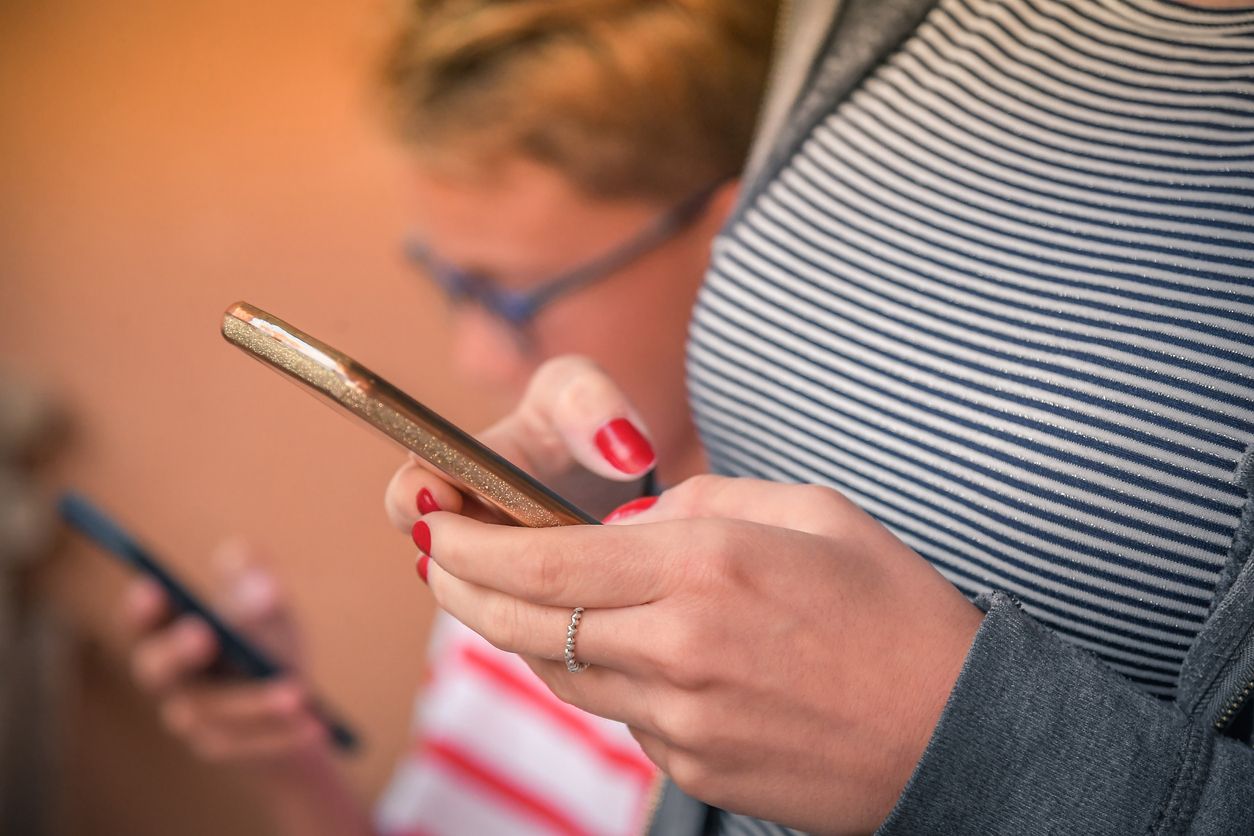 Viele versuchen, Stress, Einsamkeit oder depressive Verstimmungen durch Social Media zu kompensieren. Experten sehen darin ein ernstes Warnsignal.