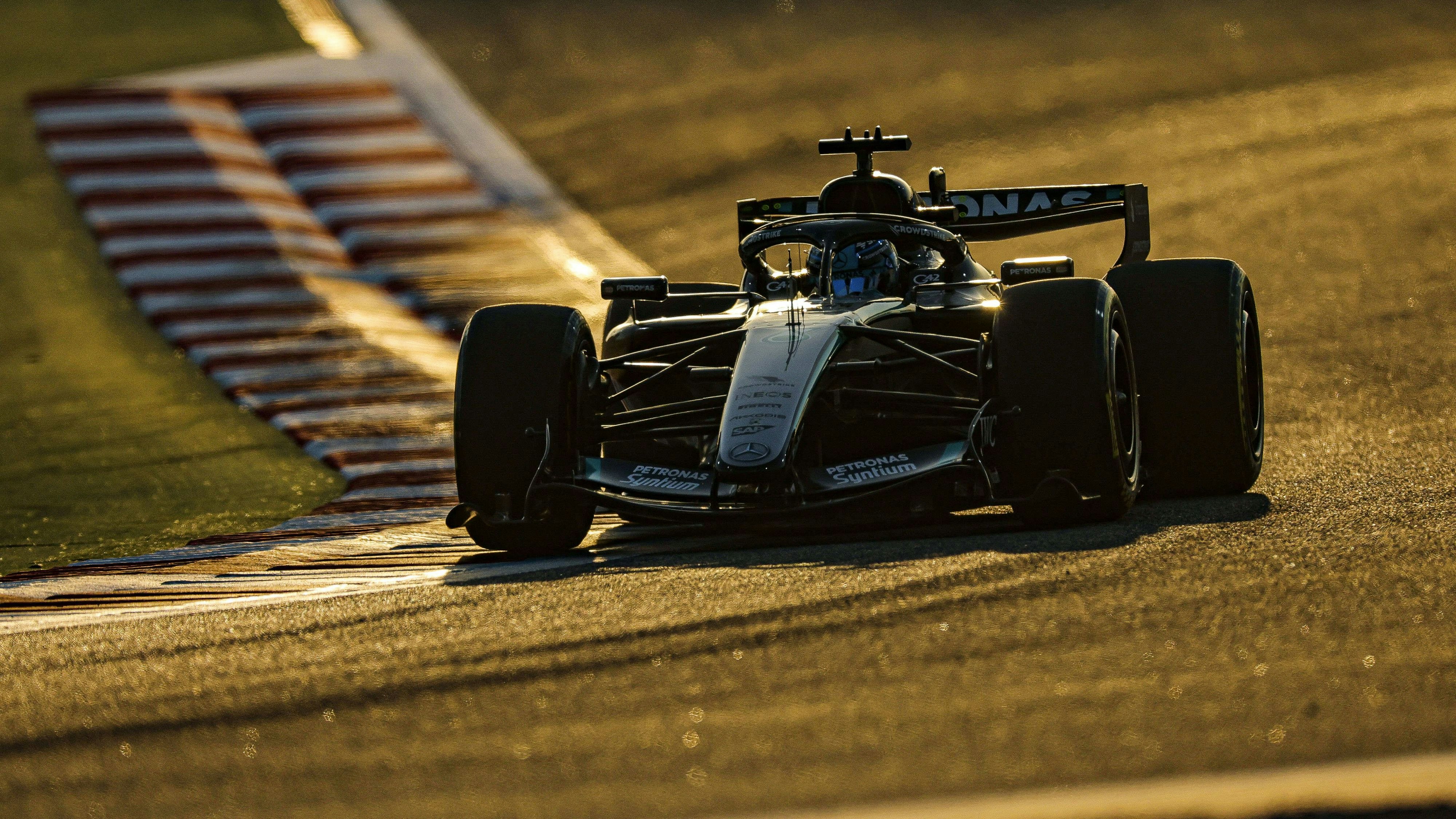 George Russell in seinem Mercedes bei den Testfahrten in Bahrain. 