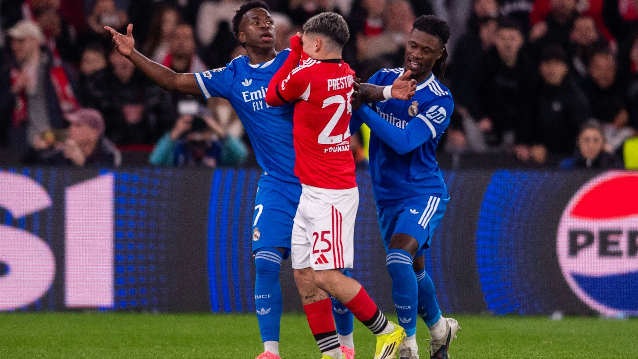 Vinicius soll von seinem Gegenspieler, Benficas Nummer 25 rassitisch beleidigt worden sein. 