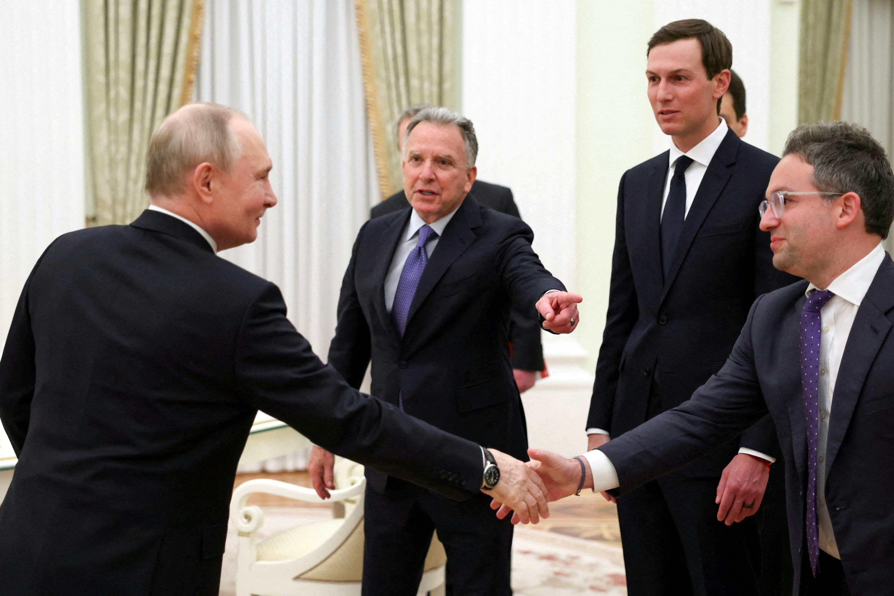 Treffen mit Putin: USA-Unterhändler Steve Witkoff, Trump-Schwiegersohn Jared Kushner und Josh Gruenbaum, Beschaffungs-Manager für&nbsp;Software, Büromöbel – und neuerdings Raketen