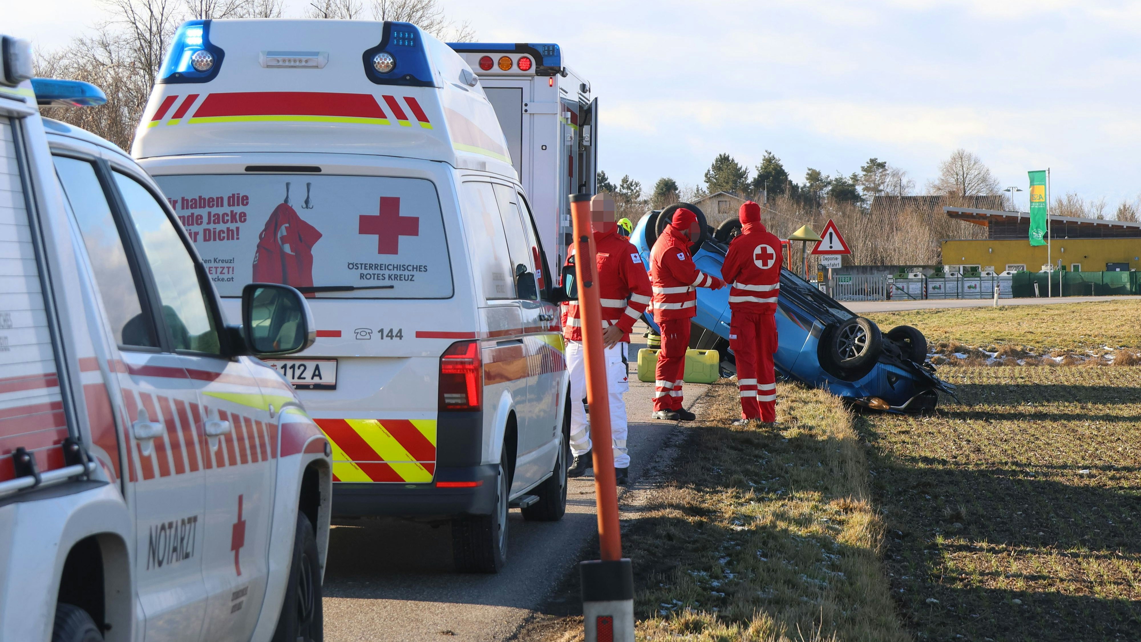 Zahlreiche Einsatzkräfte kümmerten sich um die beiden Fahrzeuginsassen.
