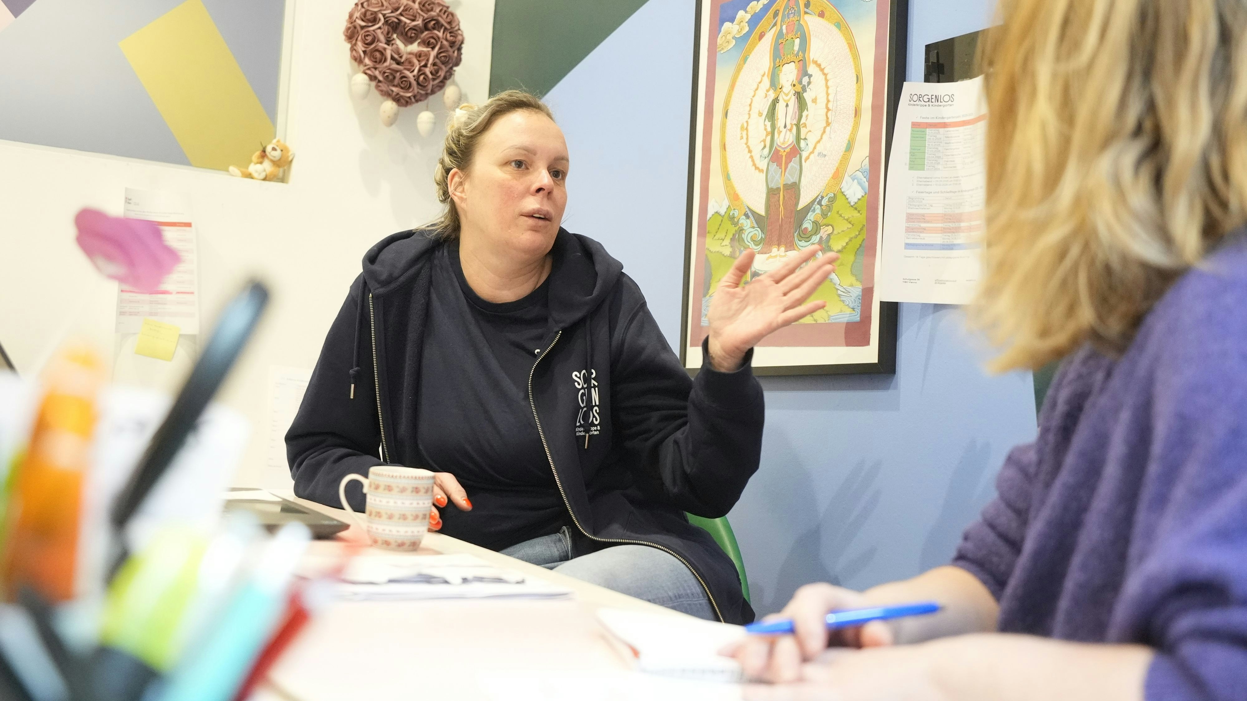"Sorgenlos"-Vereinsobfrau Tamara Ullsperger (l.) im Gespräch mit <em>"</em><em>Heute"</em>.