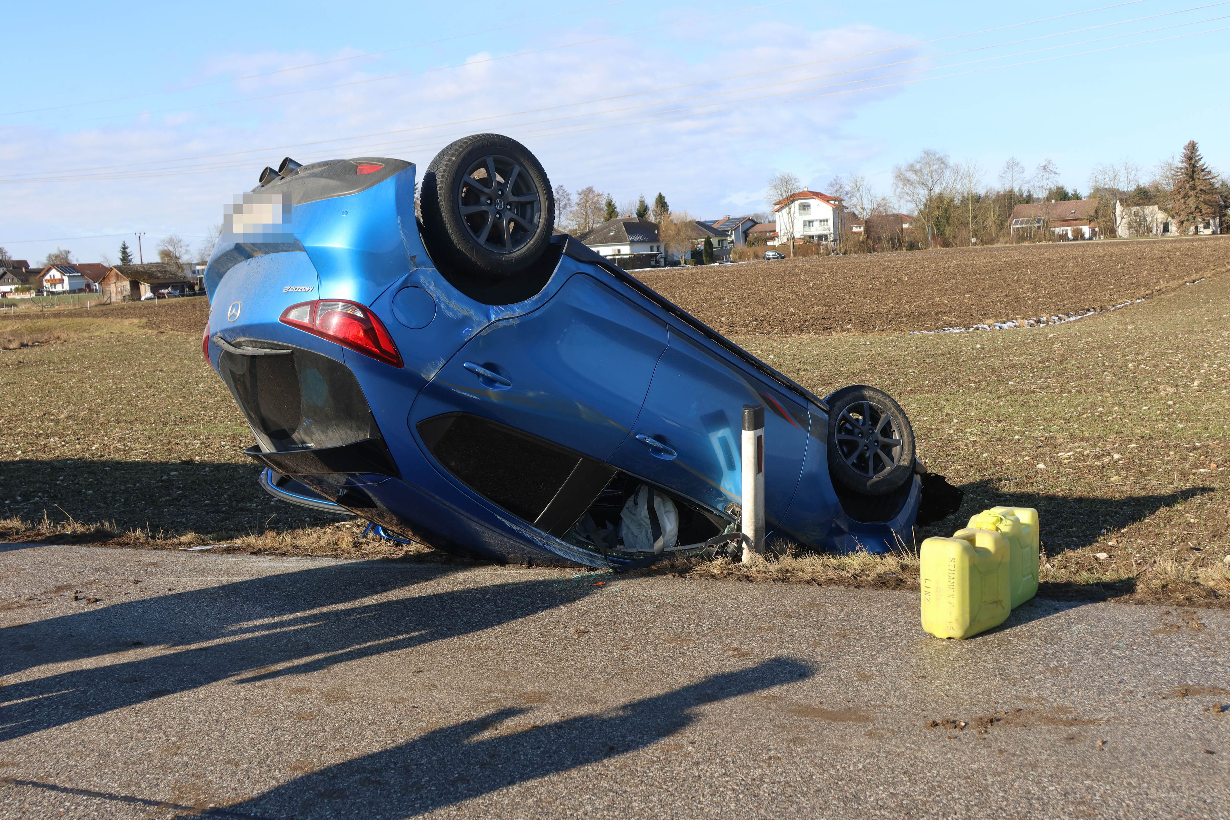 Das Auto blieb nach dem Überschlag in Gunskirchen am Dach liegen.