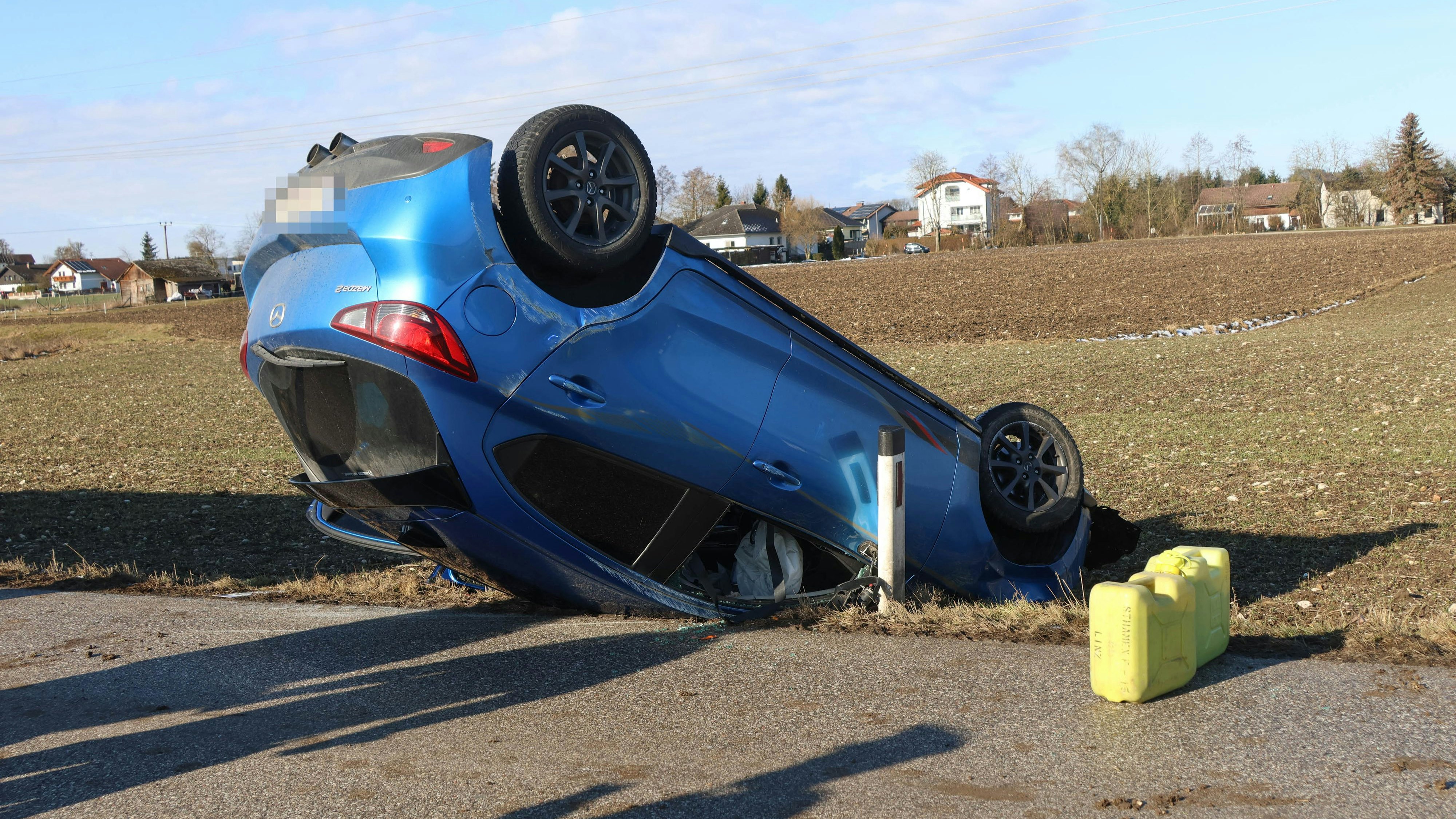 Das Auto blieb nach dem Überschlag in Gunskirchen am Dach liegen.