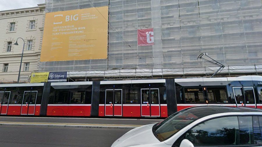 Das Baugerüst rund um die Justizanstalt Josefstadt ist von der Straße aus gut sichtbar. Es könnte den Jugendlichen als Aufstiegshilfe gedient haben.