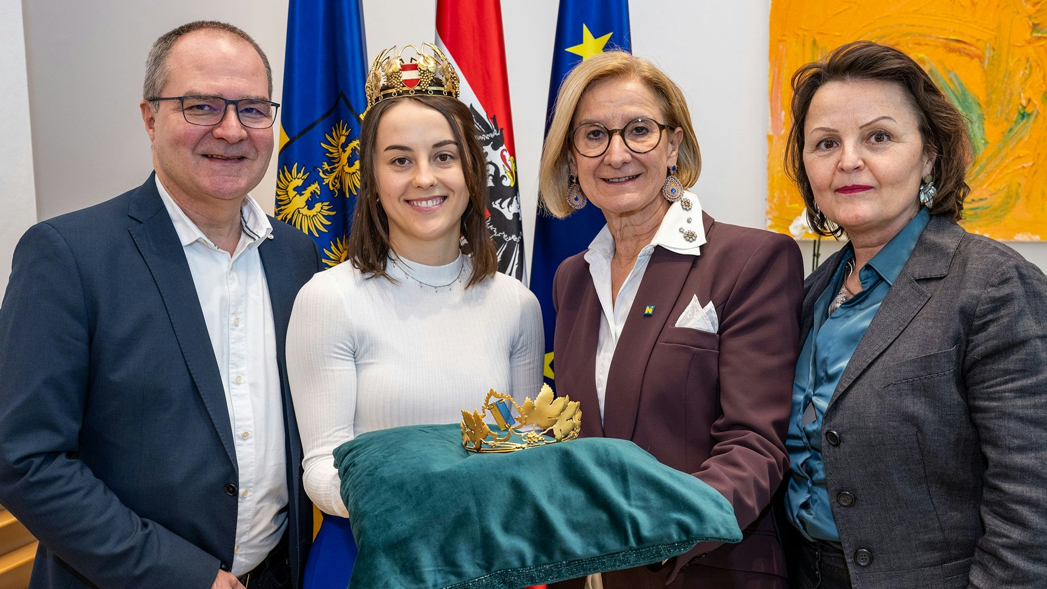 Bei der Präsentation der neuen Krone (v.l.n.r.): Klaus Goldmann (GF Wein Niederösterreich), Laura Hummel (Bundesweinkönigin), Landeshauptfrau Johanna Mikl-Leitner und Ilse Schnall (Goldschmiedin).