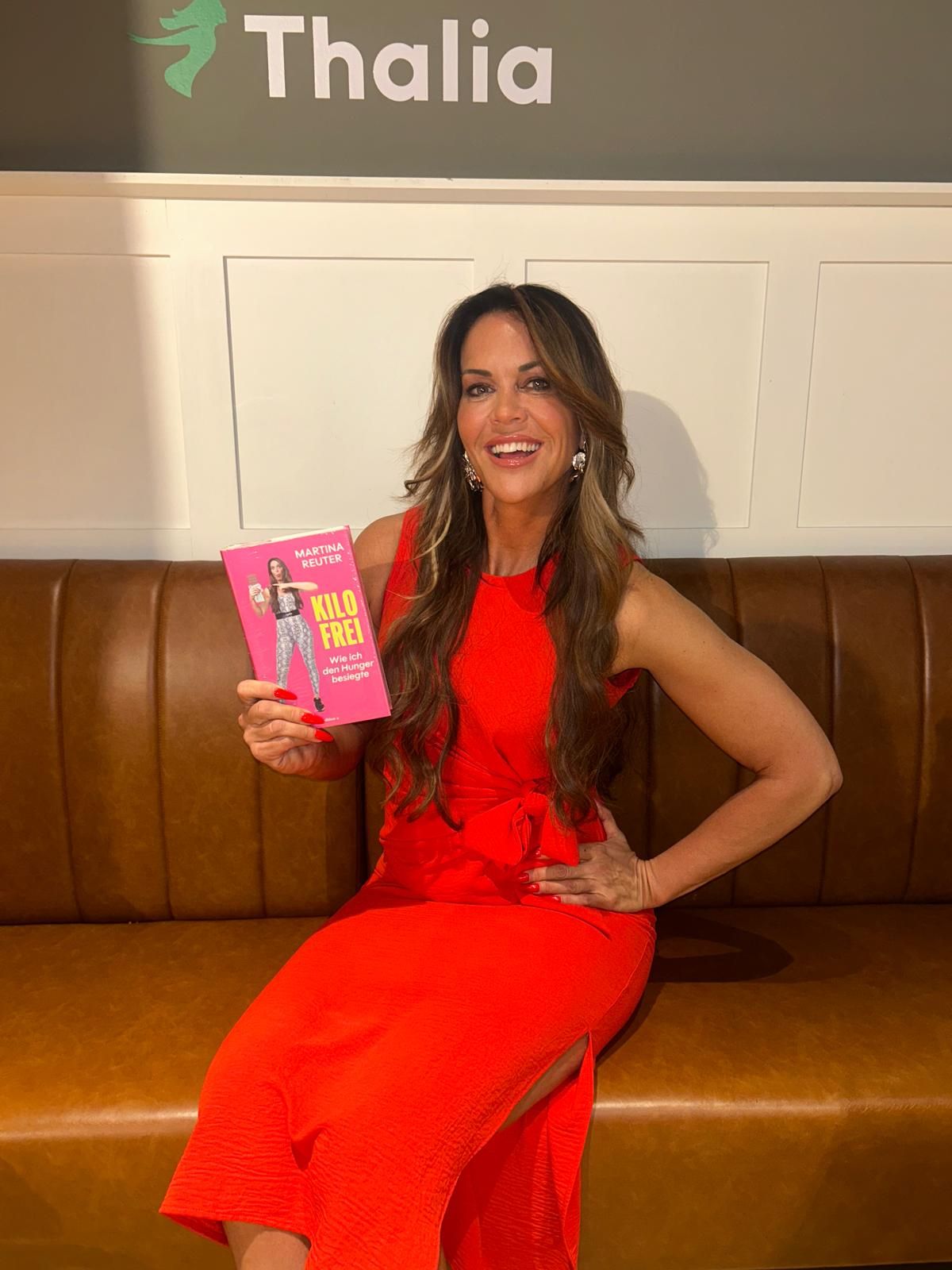 Martina Reuter mit ihrem neuen Buch.