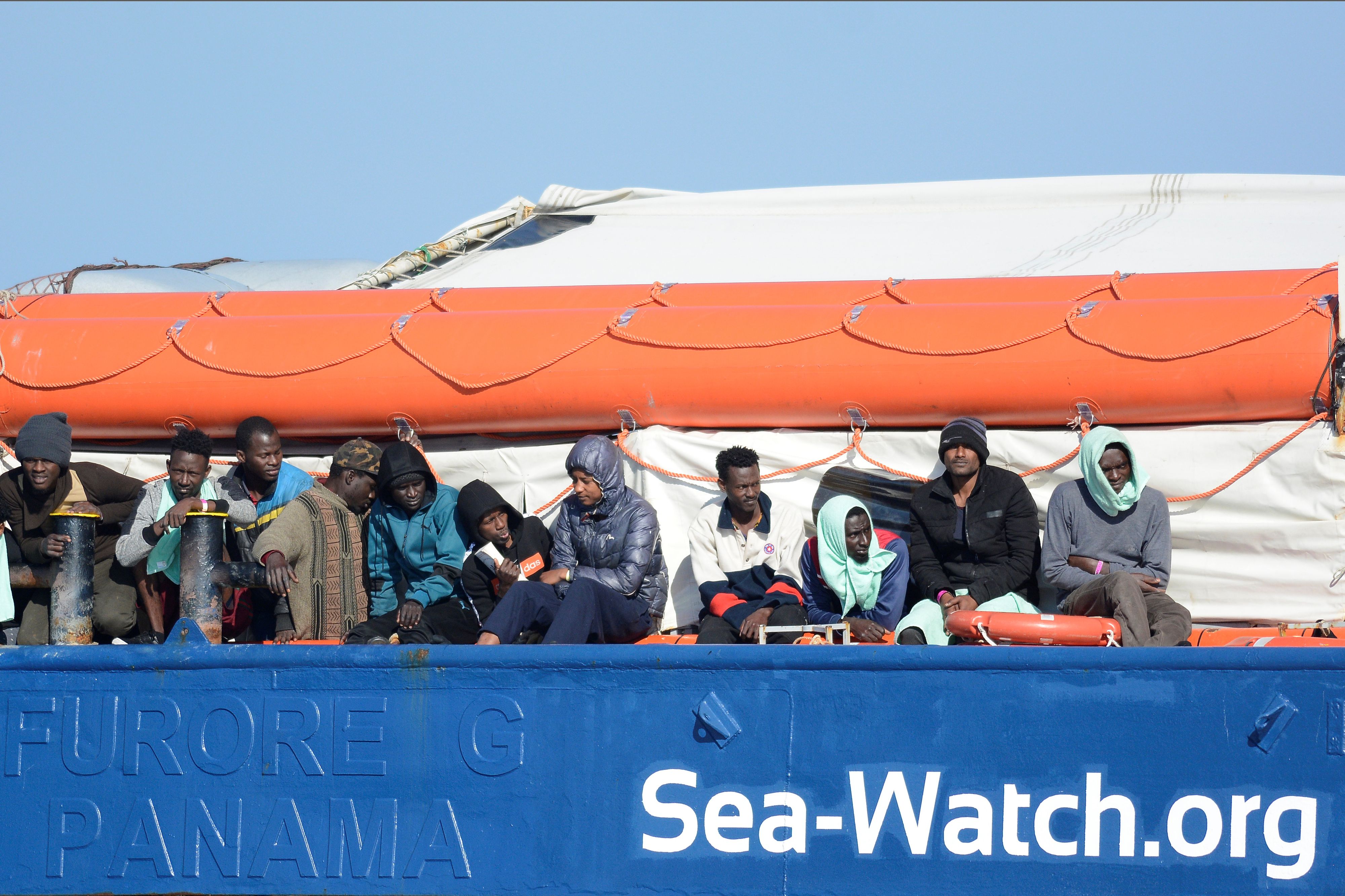 Gegen den Widerstand der Küstenwache legte das Flüchtlingsboot 