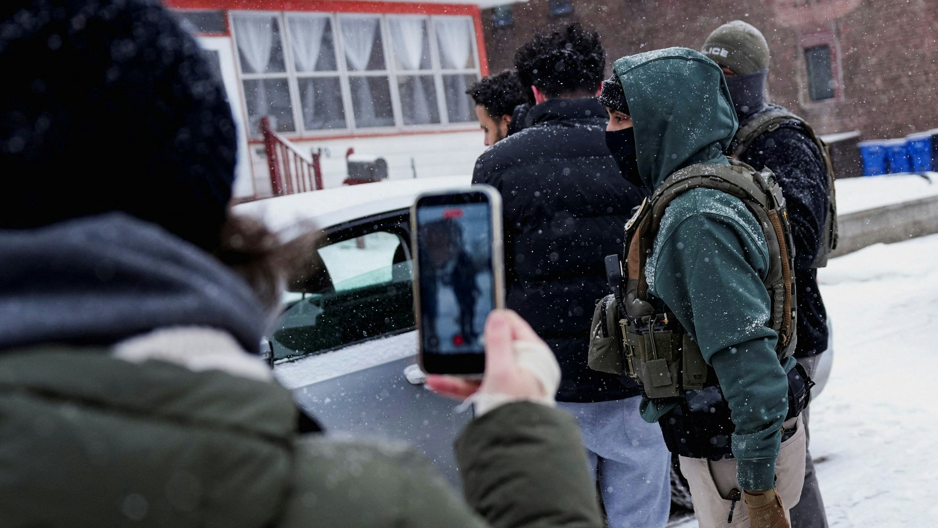 ICE-Beamte nehmen vor Ort Fotos für die Gesichtserkennung auf, eine Software nutzt 70 Milliarden Bilder zum Datenabgleich