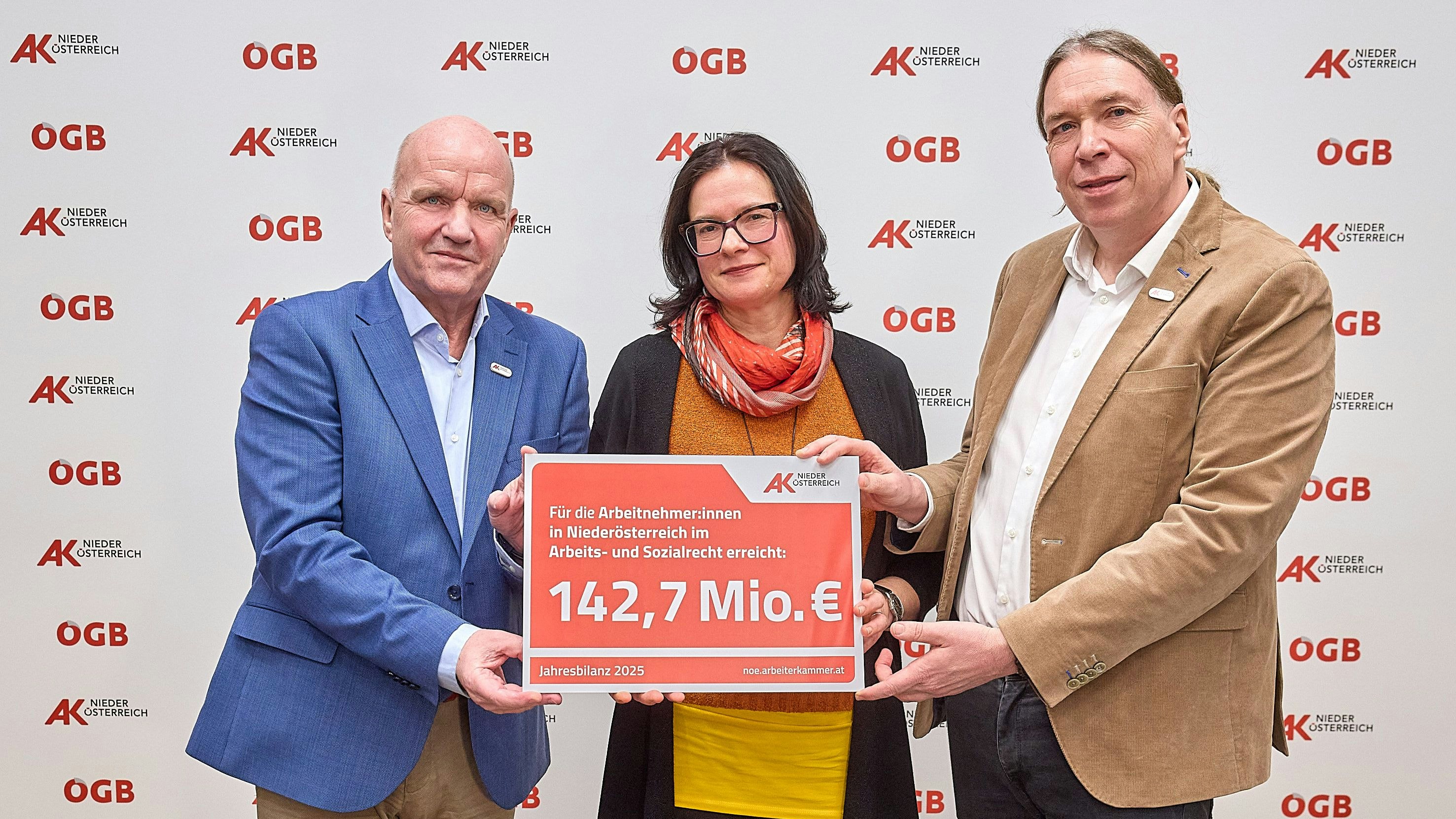 AK Niederösterreich-Präsident und ÖGB NÖ-Vorsitzender Markus Wieser, die Leiterin des Rechtsschutzbüros West, Vera Kmenta-Spalofsky, und der Leiter der Abteilung Regionale Aufgaben, Thomas Kaindl