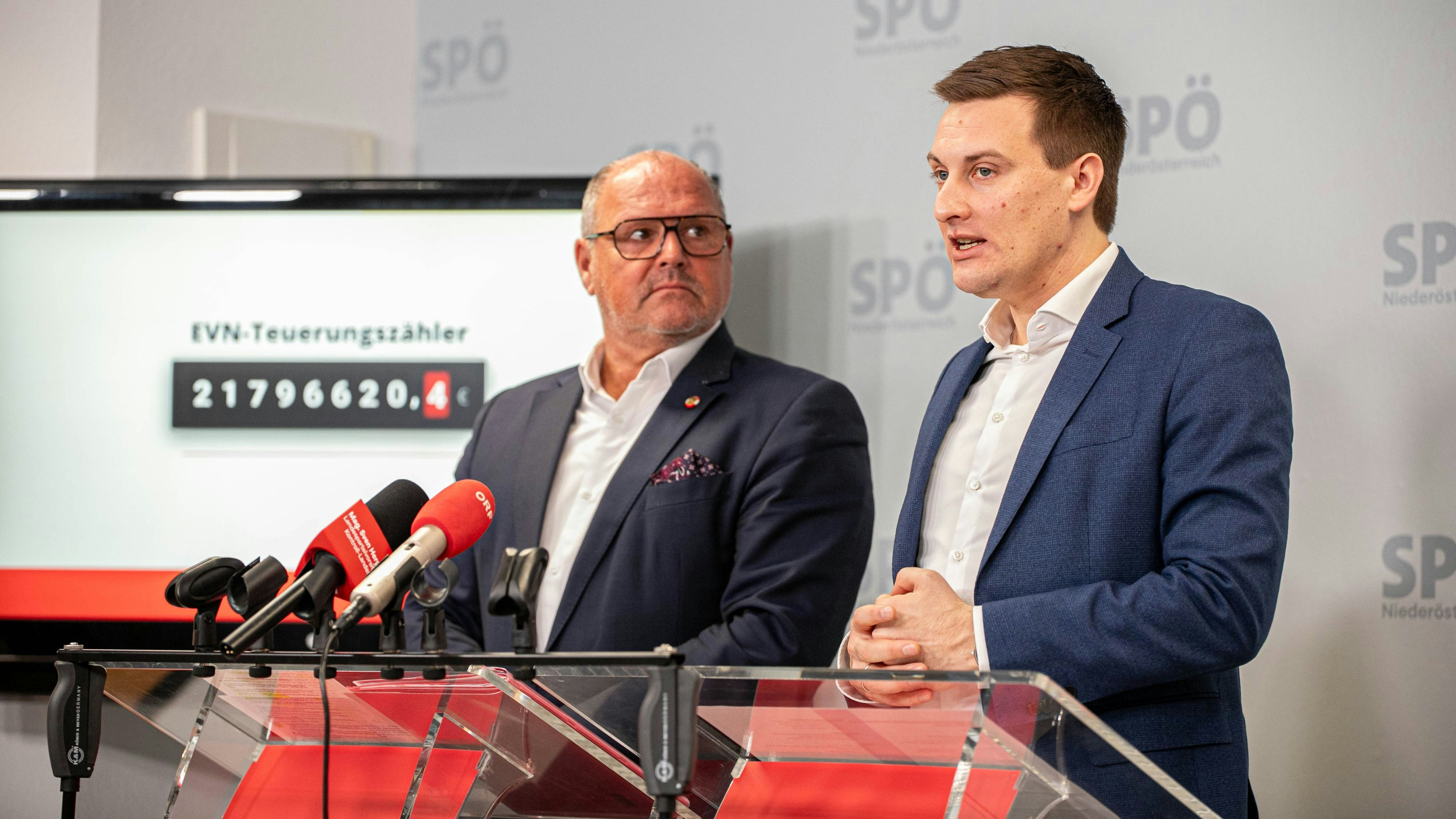 SPÖ-Landesparteivorsitzender und Landesrat Sven Hergovich mit SPÖ-Energiesprecher, Nationalrat Alois Schroll (l.)