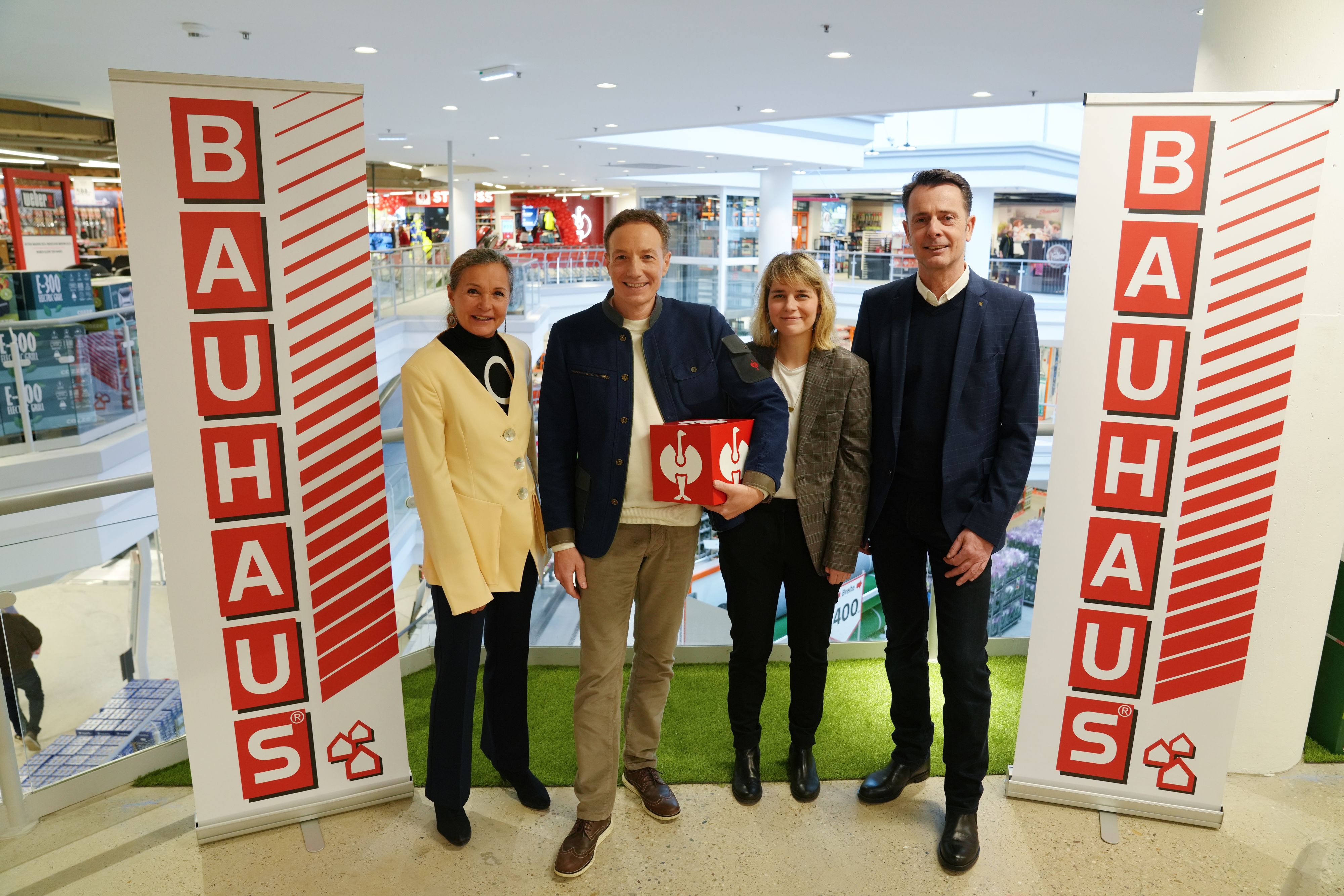 Bauhaus-Chef <strong>Heinz Reithner</strong> (re.) bei der Eröffnung, mit Bezirkschefin <strong>Stefanie Lamp</strong> (SP), <strong>Doris Felber</strong> (Bäckerei Felber) und Unternehmer <strong>Henning Strauss</strong>.