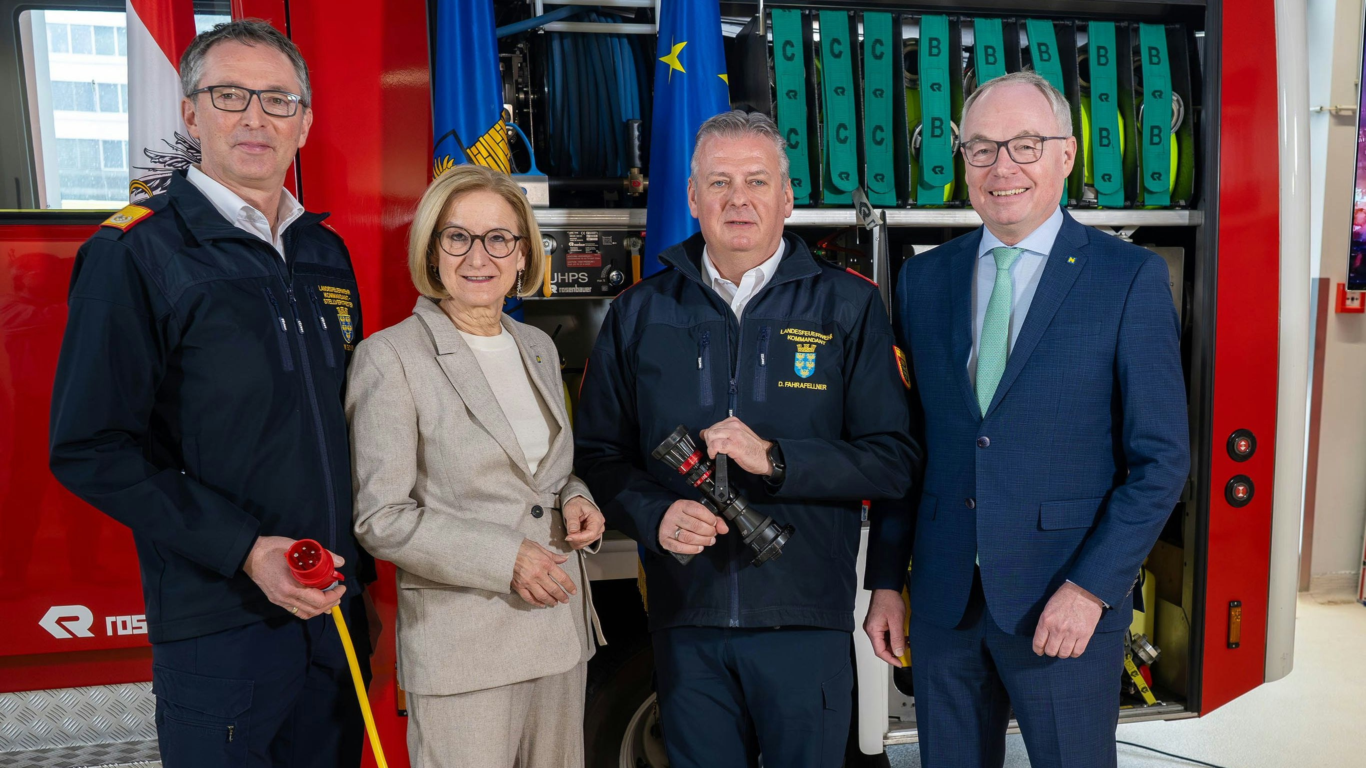 (v.l.n.r.) Stv. Landesfeuerwehrkommandant Martin Boyer, Landeshauptfrau Johanna Mikl-Leitner und Landesfeuerwehrkommandant Dietmar Fahrafellner und LH-Stellvertreter Stephan Pernkopf.