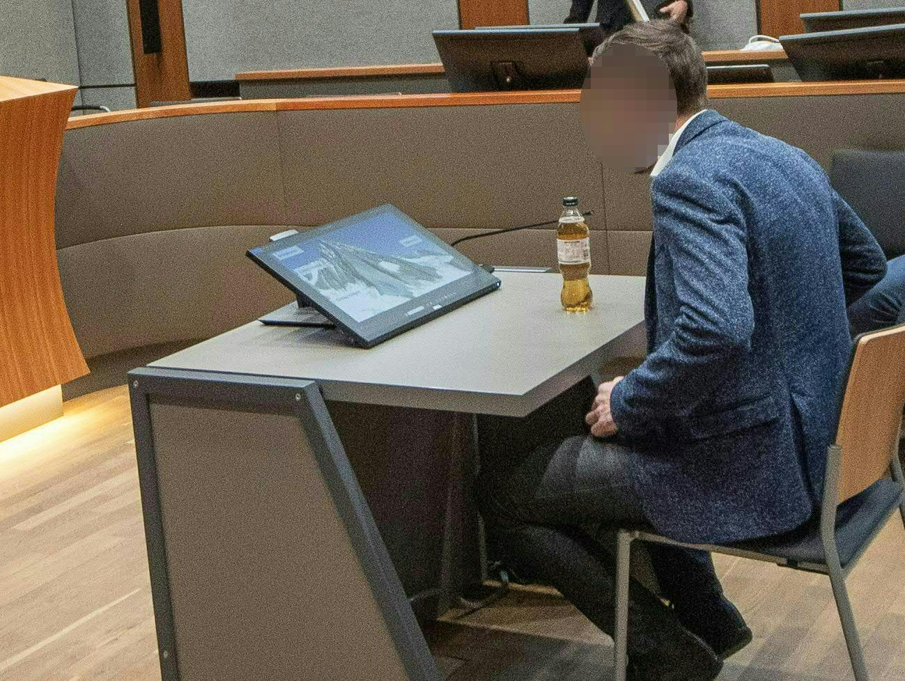 Großglockner bei Nacht – rechts das Landesgericht Innsbruck, wo der Prozess um den Erfrierungstod einer 33-Jährigen verhandelt wird.