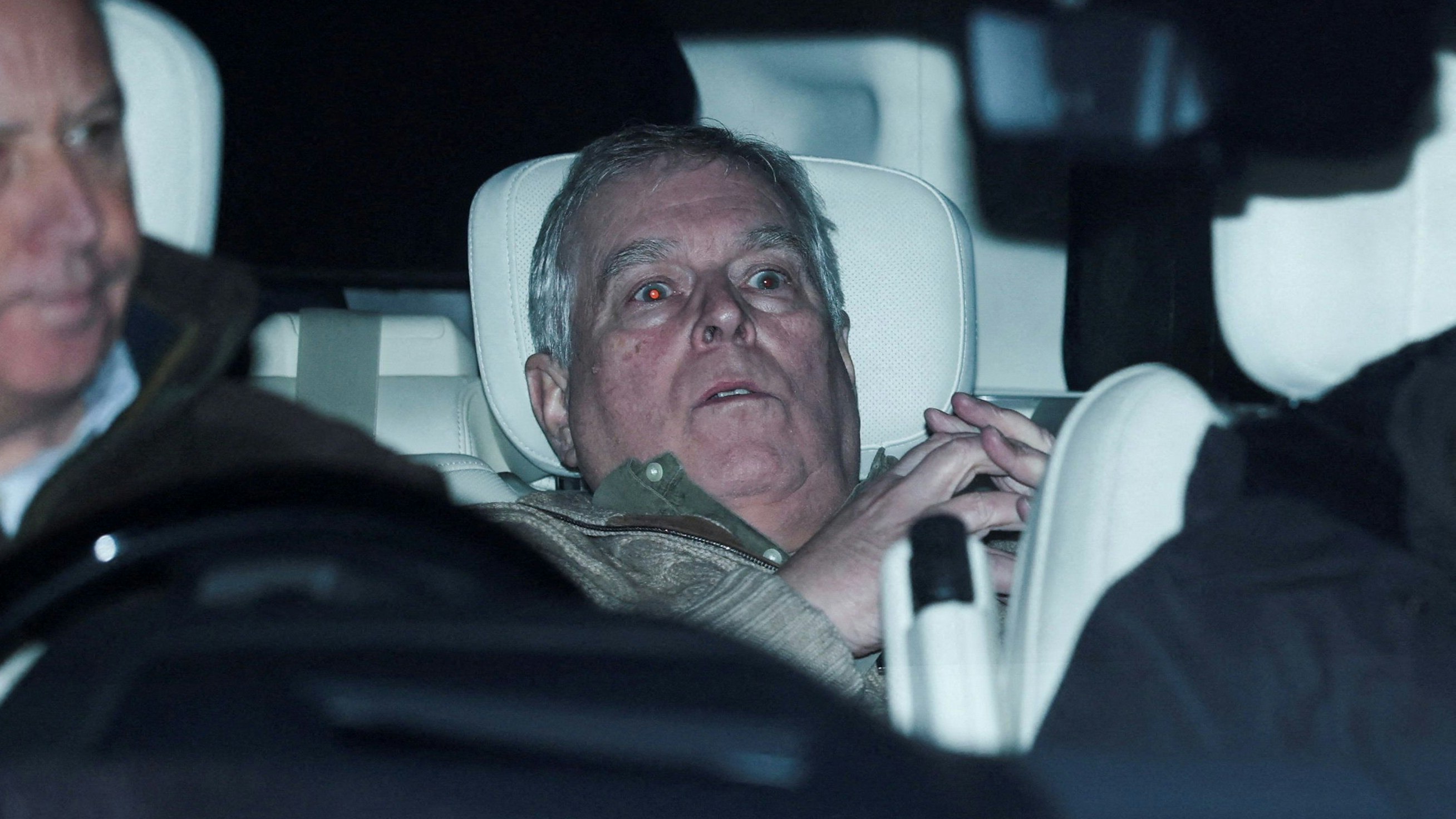 Ein Bild sagt mehr als 1.000 Worte: Hier wird Andrew Mountbatten-Windsor nach 11 Stunden aus der Aylsham Police Station gefahren