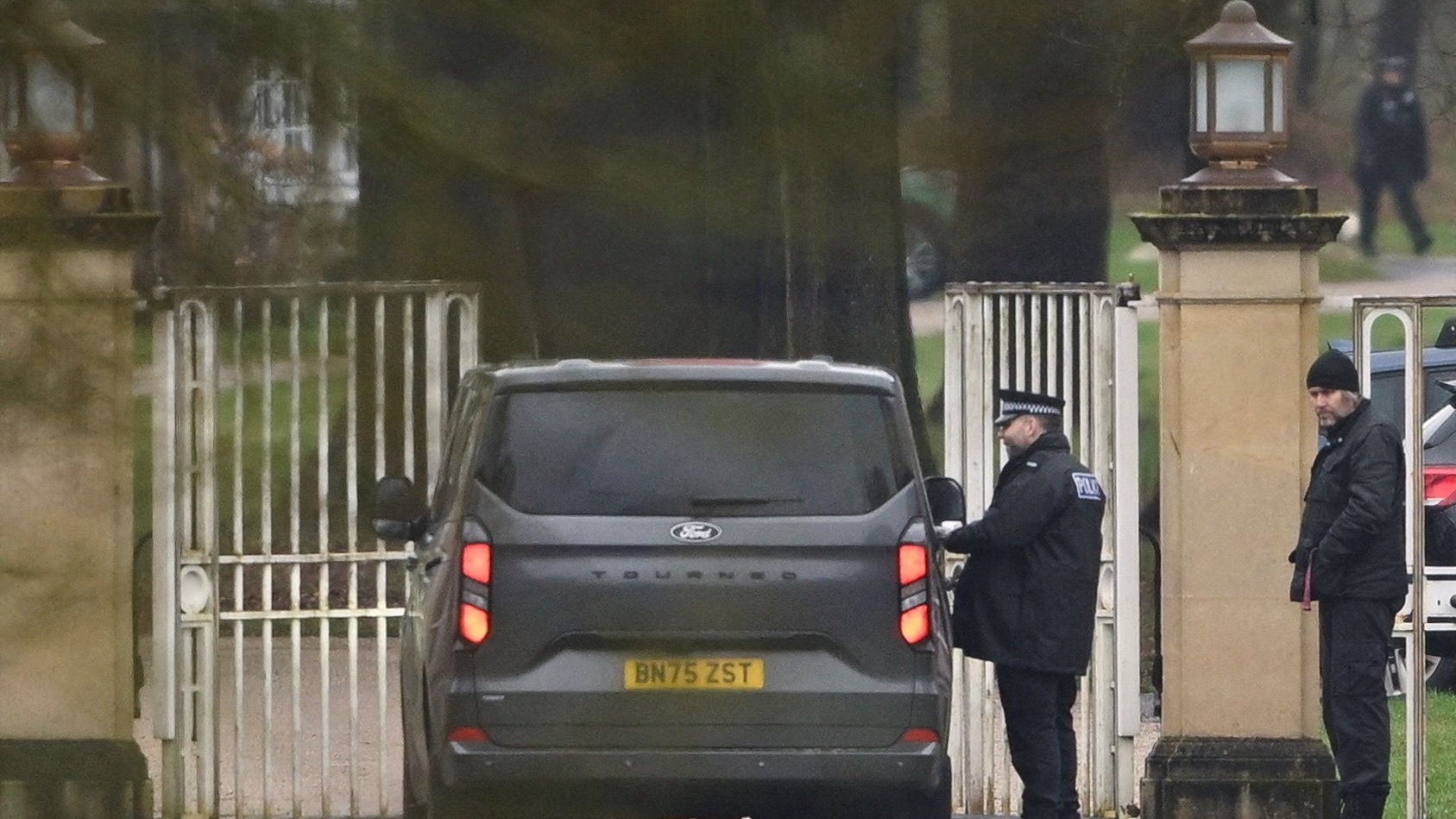 Wie die britische Medien berichten, rollten kurz nach 8 Uhr gleich sechs zivile Einsatzfahrzeuge auf das Anwesen von König Charles in Norfolk. Dort lebt Andrew derzeit auf dem royalen Landsitz.