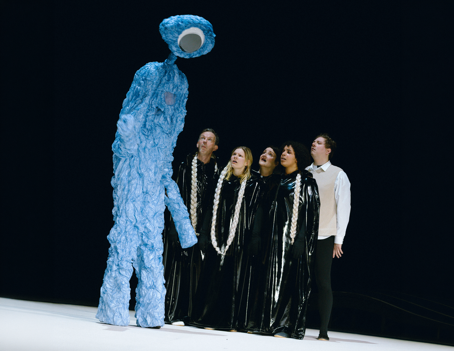 Heute.at - Selfcare-Sekte sucht und findet sich im Volkstheater