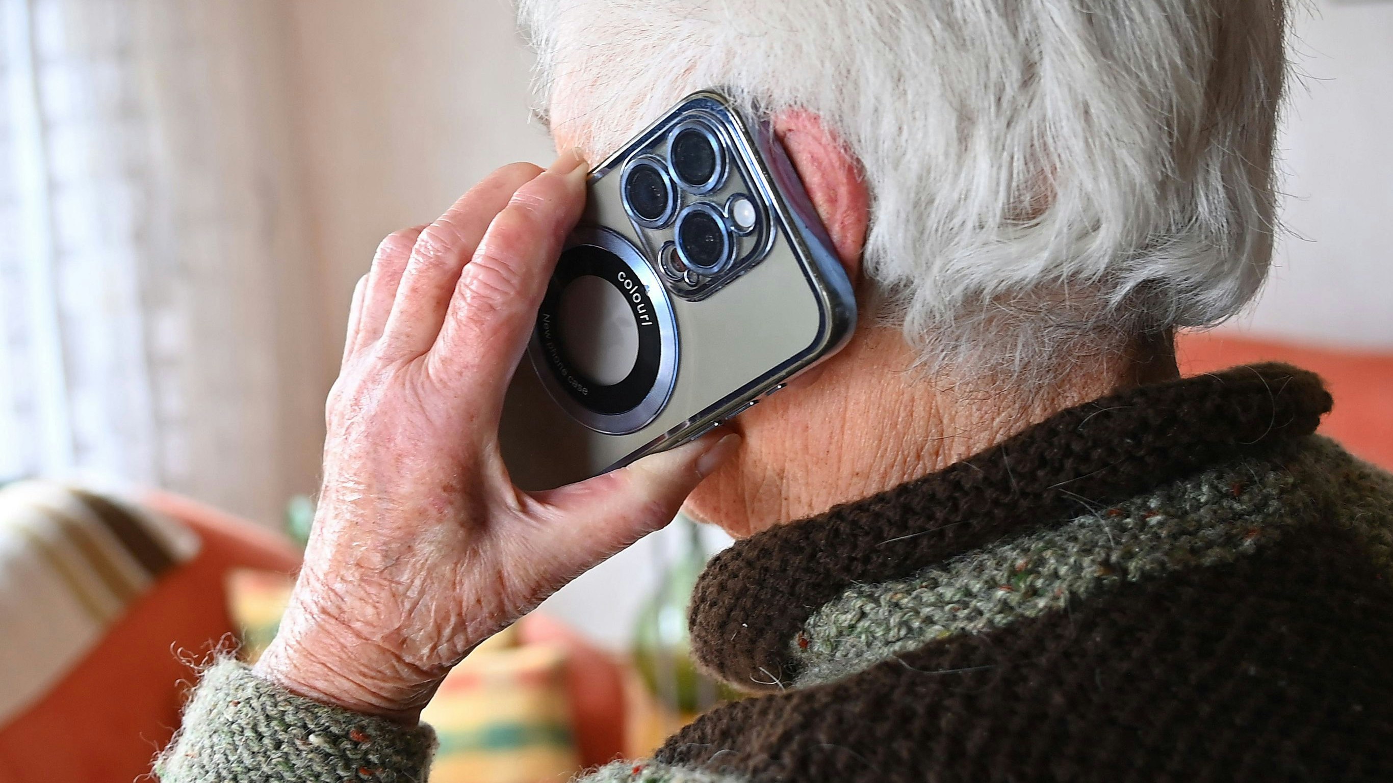 Schockanrufe sind besonders für Ältere eine Gefahr, aber es fallen auch junge Menschen darauf rein.