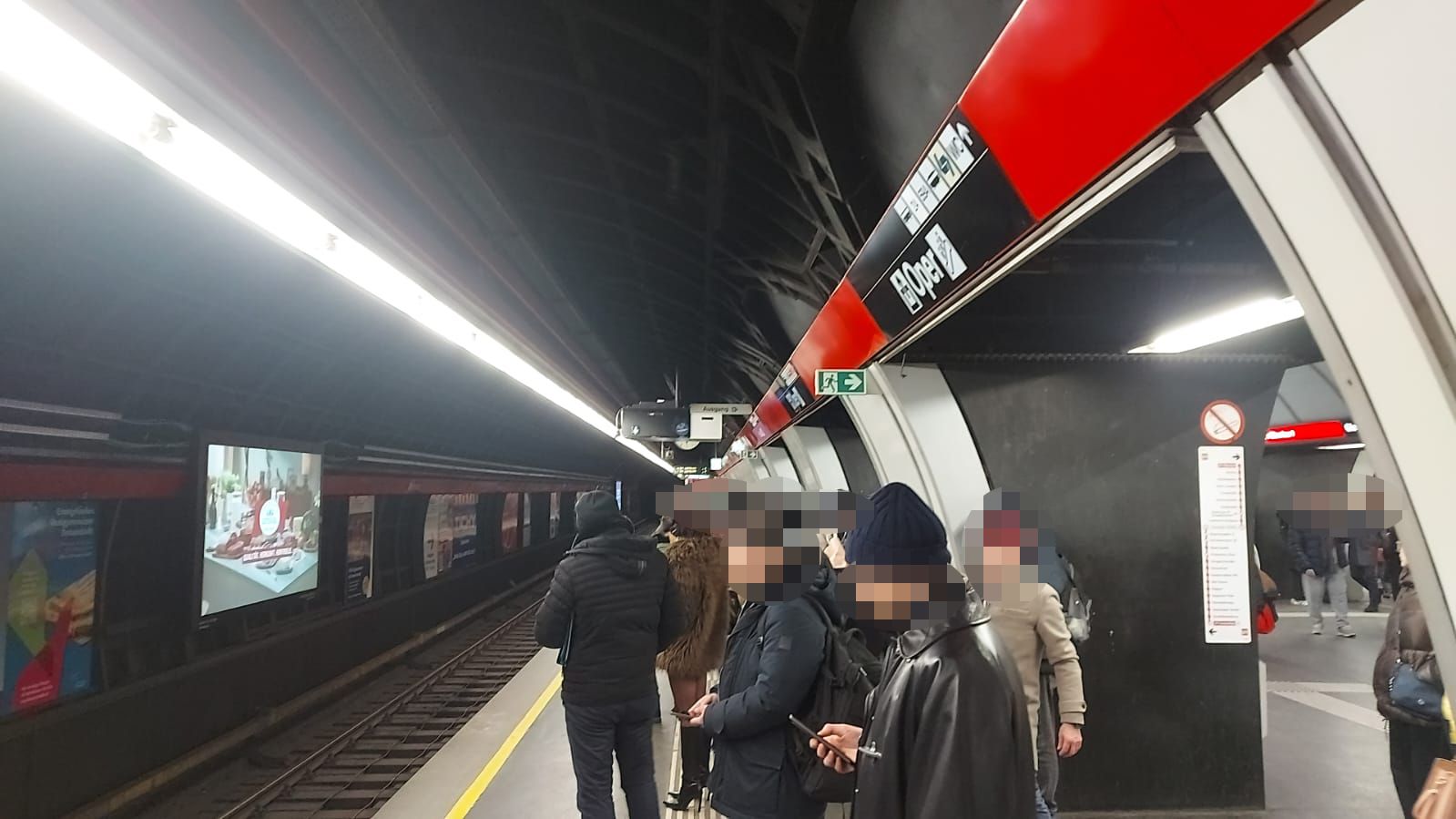 Die Unterbrechung ließ unzählige U1-Fahrgäste in den Stationen warten, unter anderem am Karlsplatz.