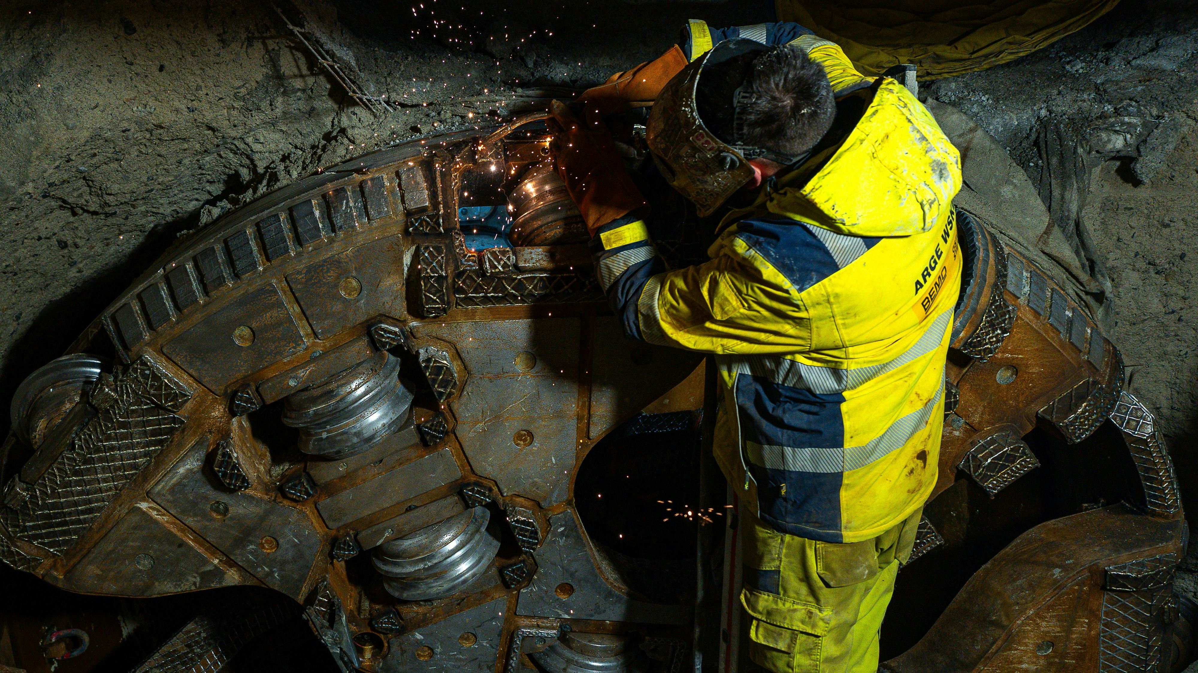 Meilenstein beim Wiental-Kanal: 2.225 Meter Tunnel sind gebohrt, mehr als 11.000 Tunnelbausteine verbaut. Die Tunnelbohrmaschine „Krümel“ macht nun im Serviceschacht Schlossallee mit Blick auf das Schloss Schönbrunn kurz Halt.