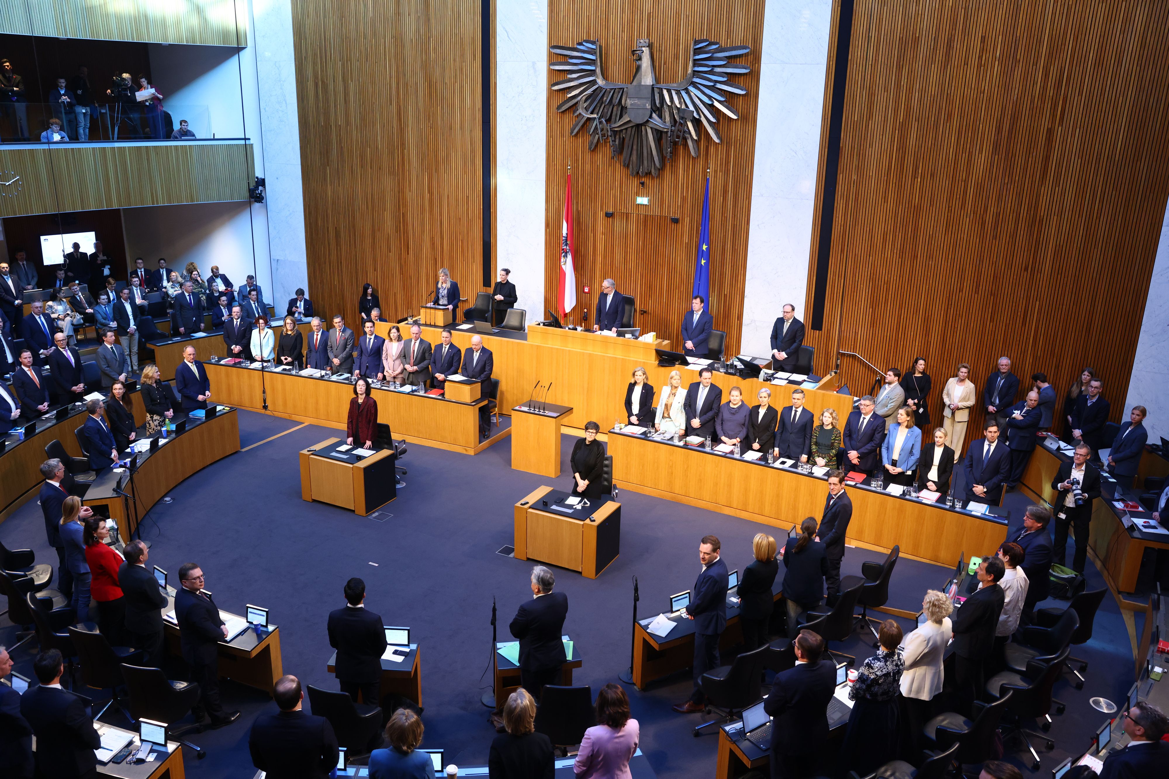 Die XXL-Regierung verschlingt monatlich 3,7 Millionen Euro.