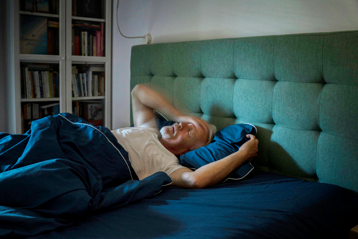 Für ältere Erwachsene kann eine Schlafzimmertemperatur von 24 °C in der Nacht ideal sein, um ruhiger zu schlafen und das Herz weniger zu belasten.