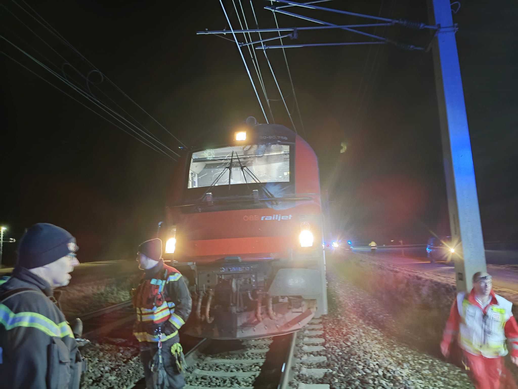 Oberleitungsschaden stoppt Zug: Feuerwehr unterstützt bei Evakuierung