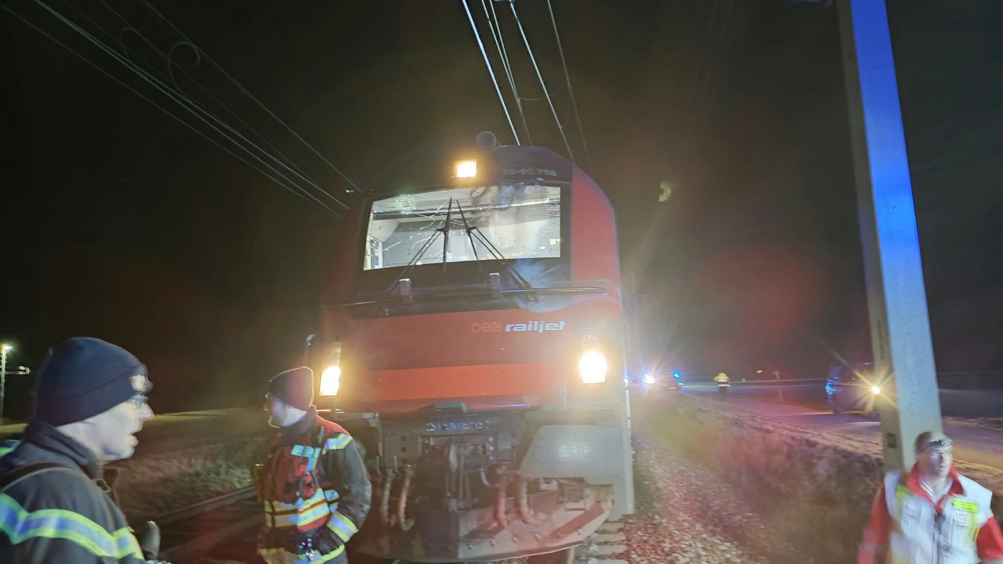 Oberleitungsschaden stoppt Zug: Feuerwehr unterstützt bei Evakuierung