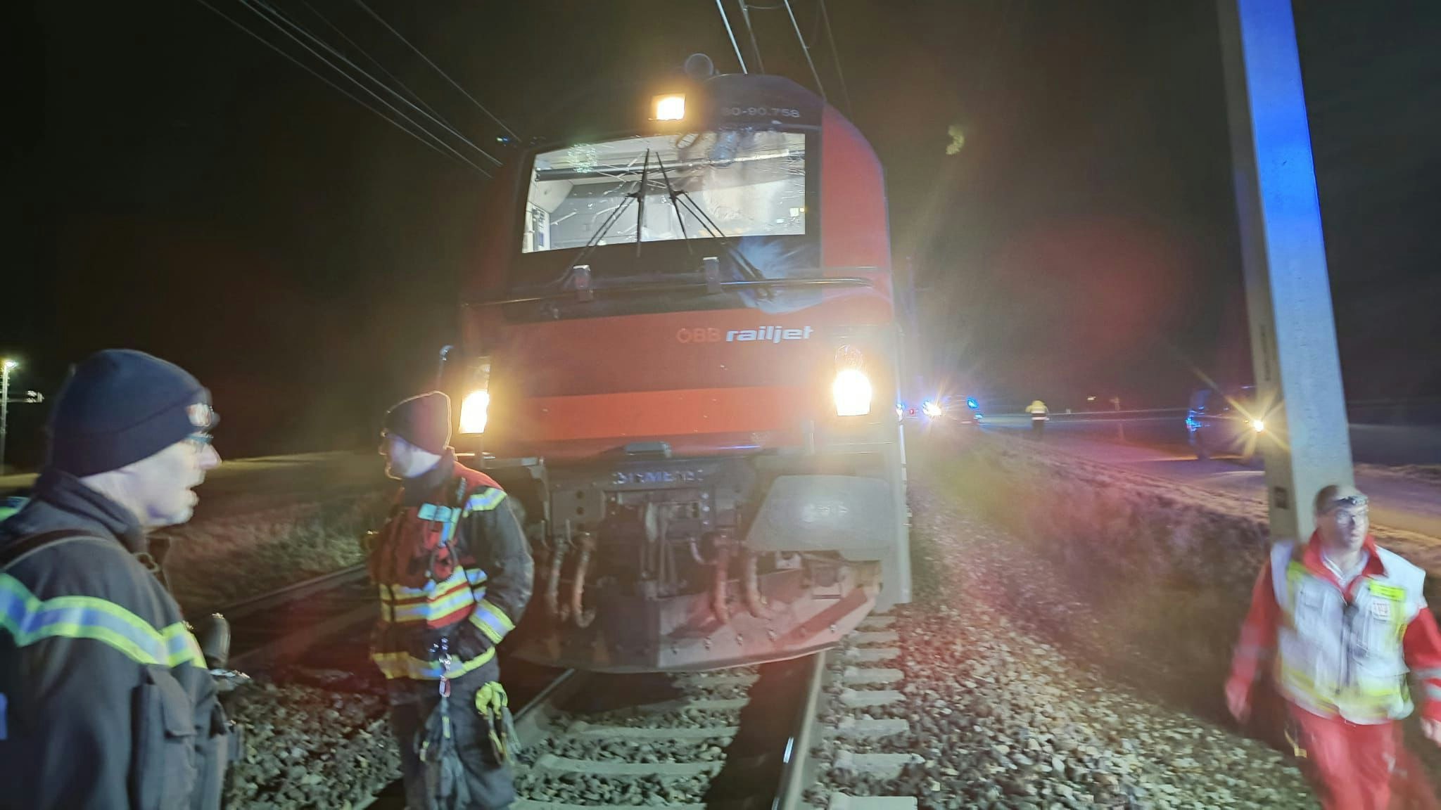 Heute.at - Schaden an Oberleitung – Zug stoppt mitten in der Nacht