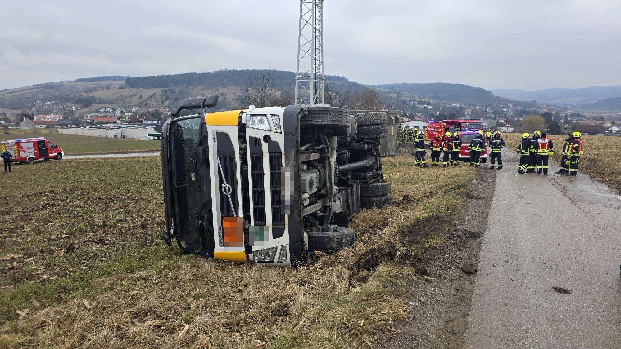 Heute.at - Lkw kippte im Bezirk Tulln um – Feuerwehr im Einsatz