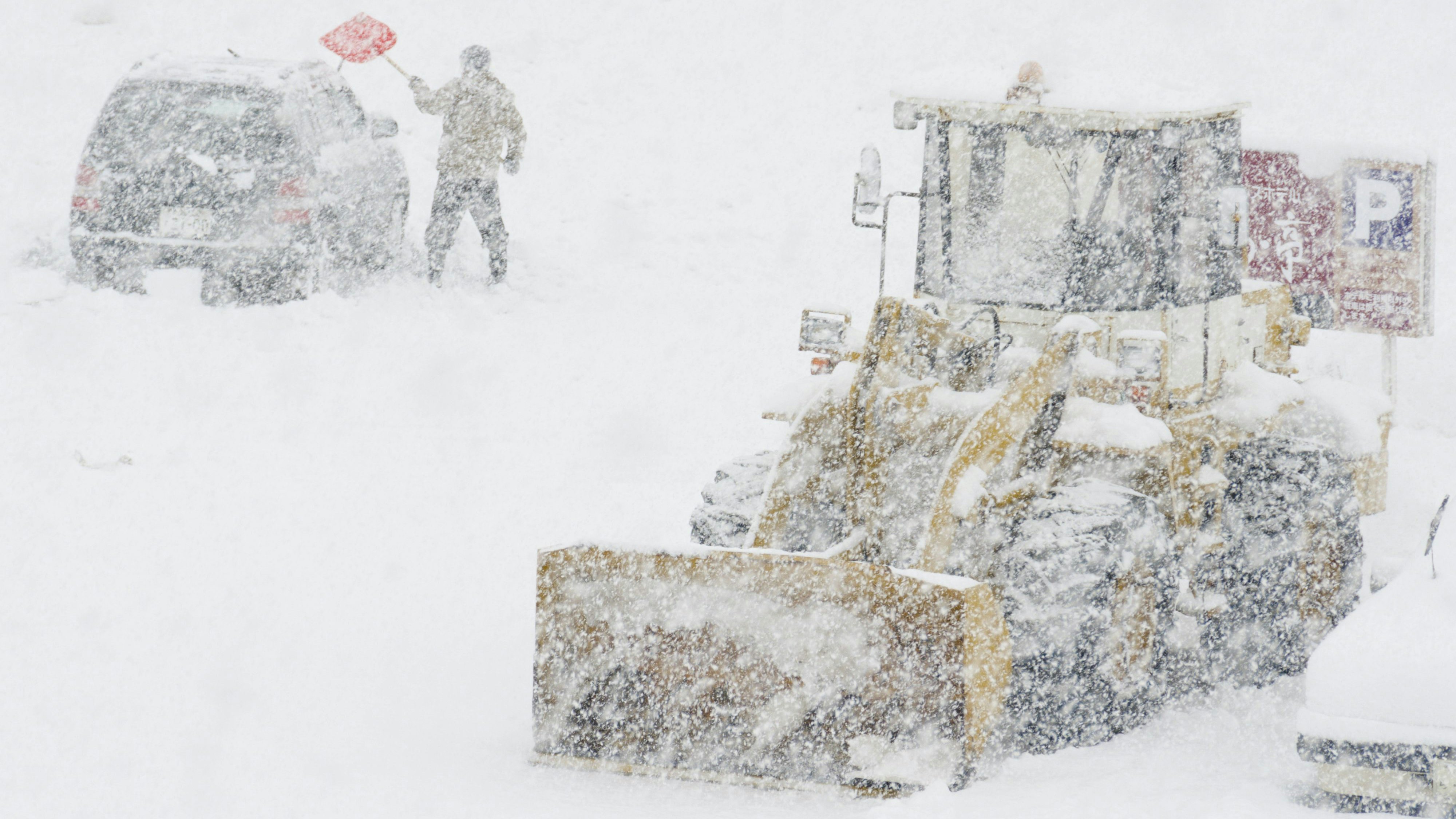Der Winterdienst steht seit den frühen Morgenstunden im Dauereinsatz.