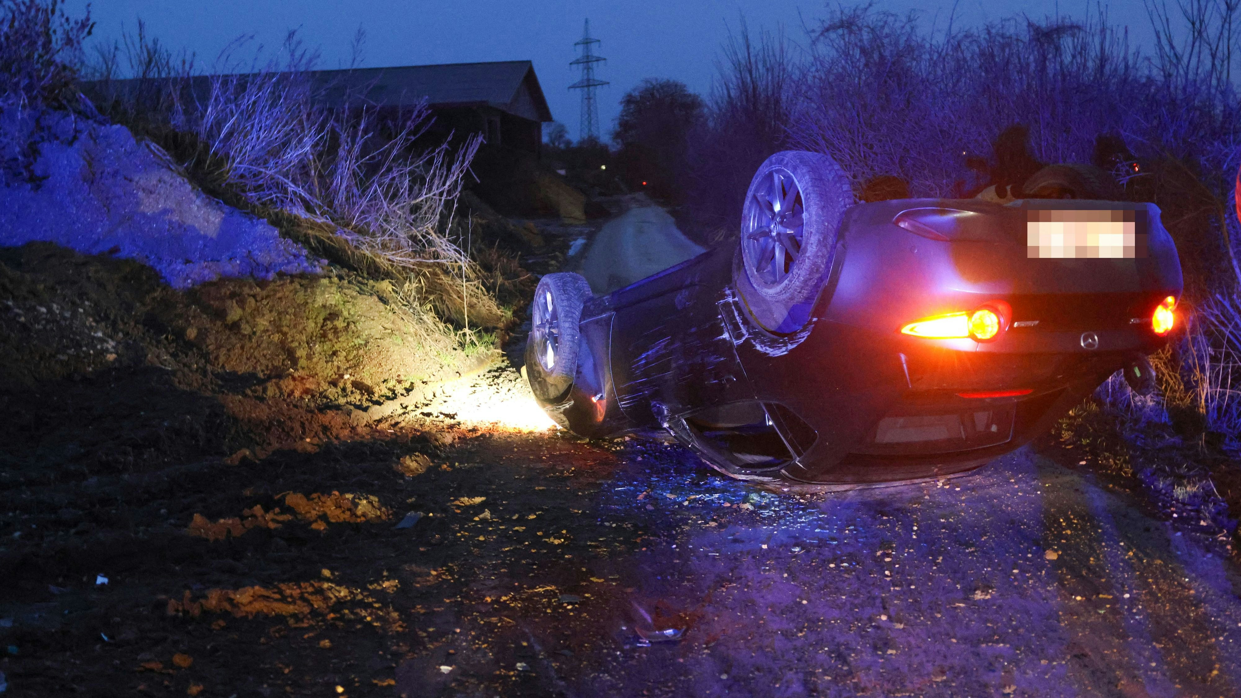 Heute.at - Mercedes prallt gegen Erdwall und überschlägt sich