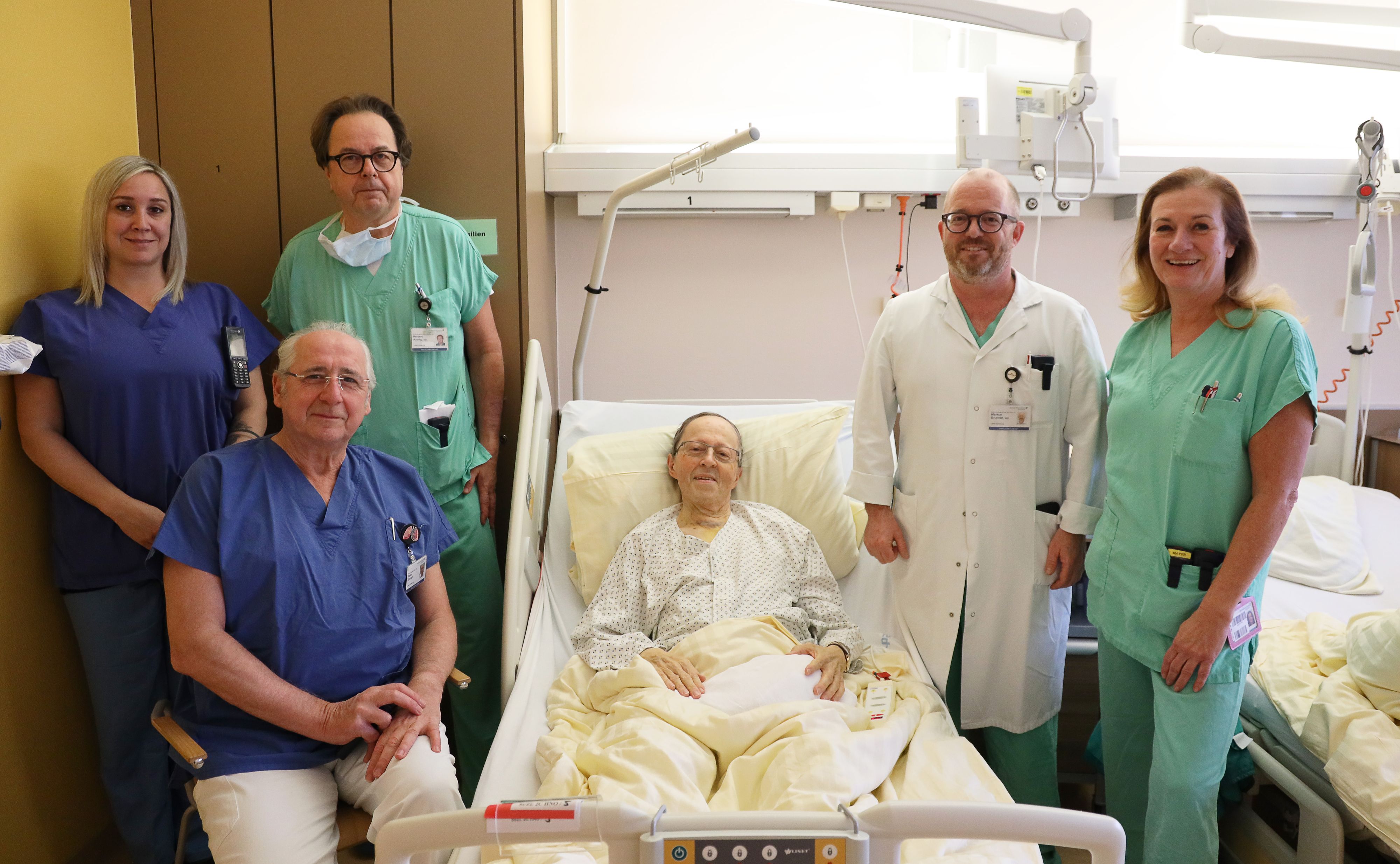 Medizinisches Personal v.l.n.r.: Sylvia Glashüttner, Peter Errhalt, Herbert Koinig, Patient Schmatz, Markus Brunner, Doris Mayer